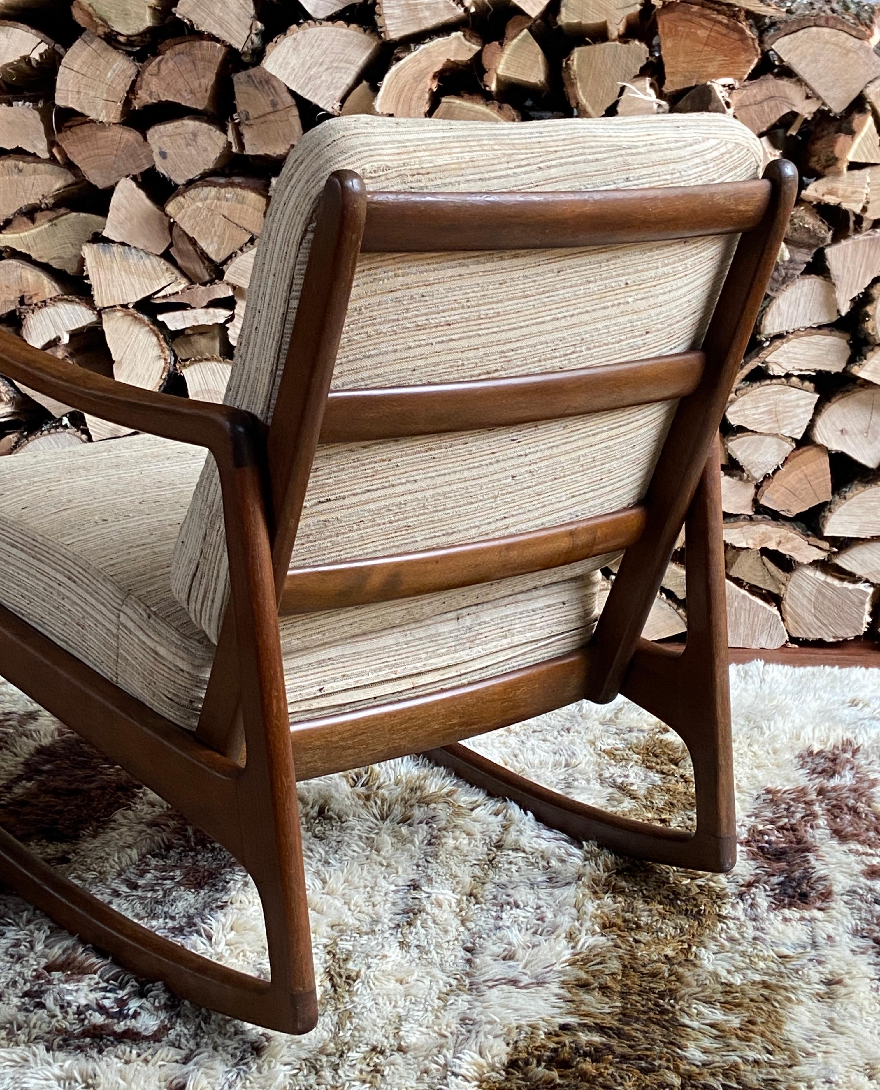 Ole Wanscher model Fd-110 Danish teak rocking chair mediados del siglo XX en venta