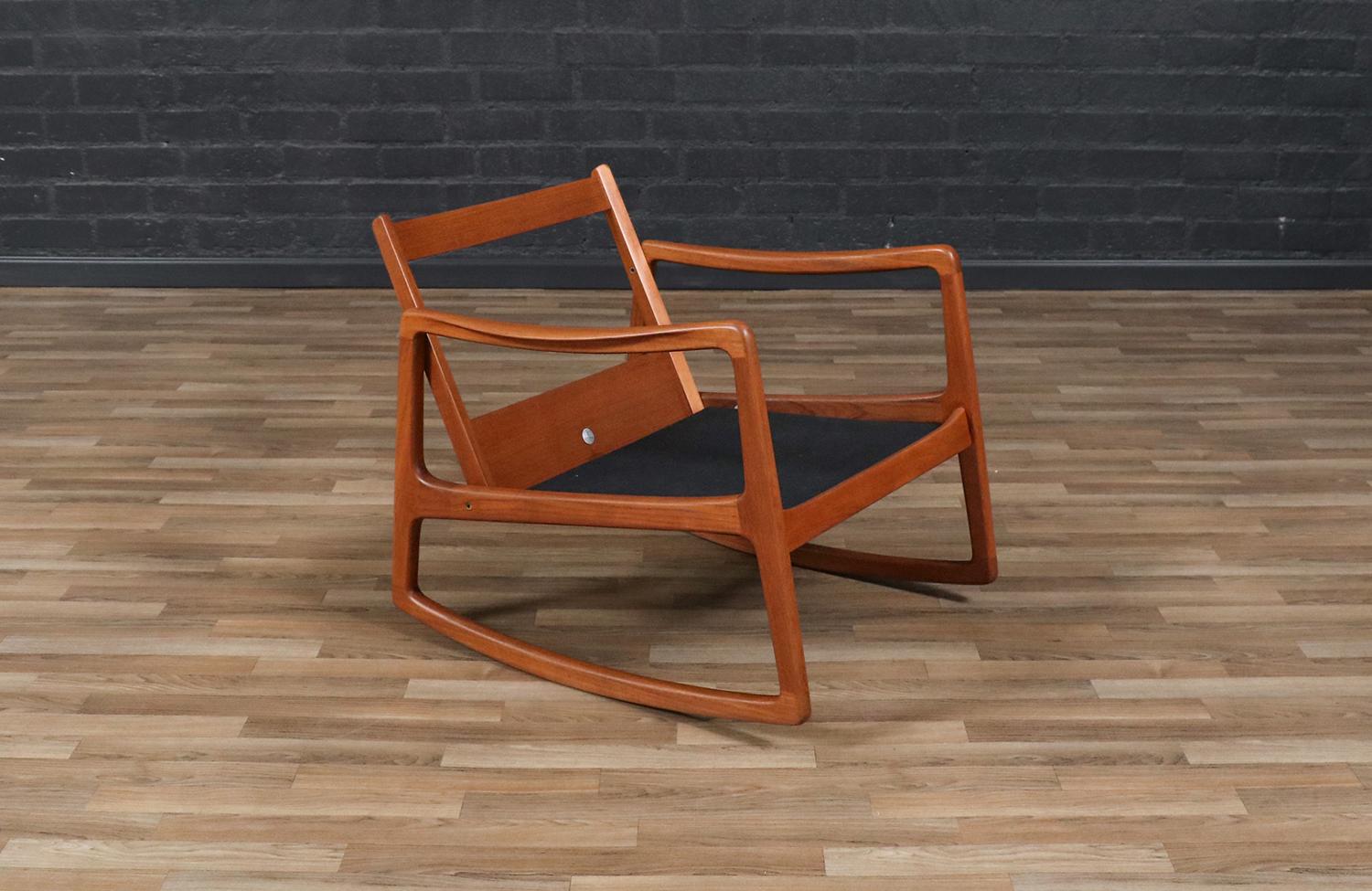 Mid-Century moderno Sedia a dondolo in teak di Ole Wanscher modello FD-120 per France & Son, sapientemente restaurata in vendita