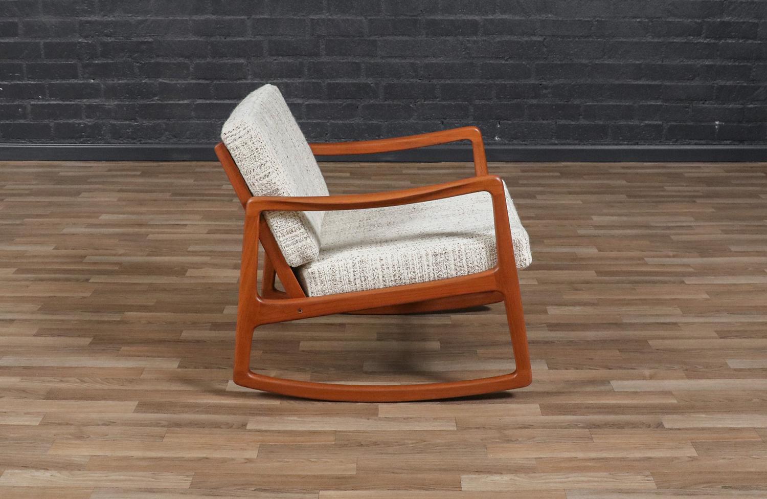Danese Sedia a dondolo in teak di Ole Wanscher modello FD-120 per France & Son, sapientemente restaurata in vendita