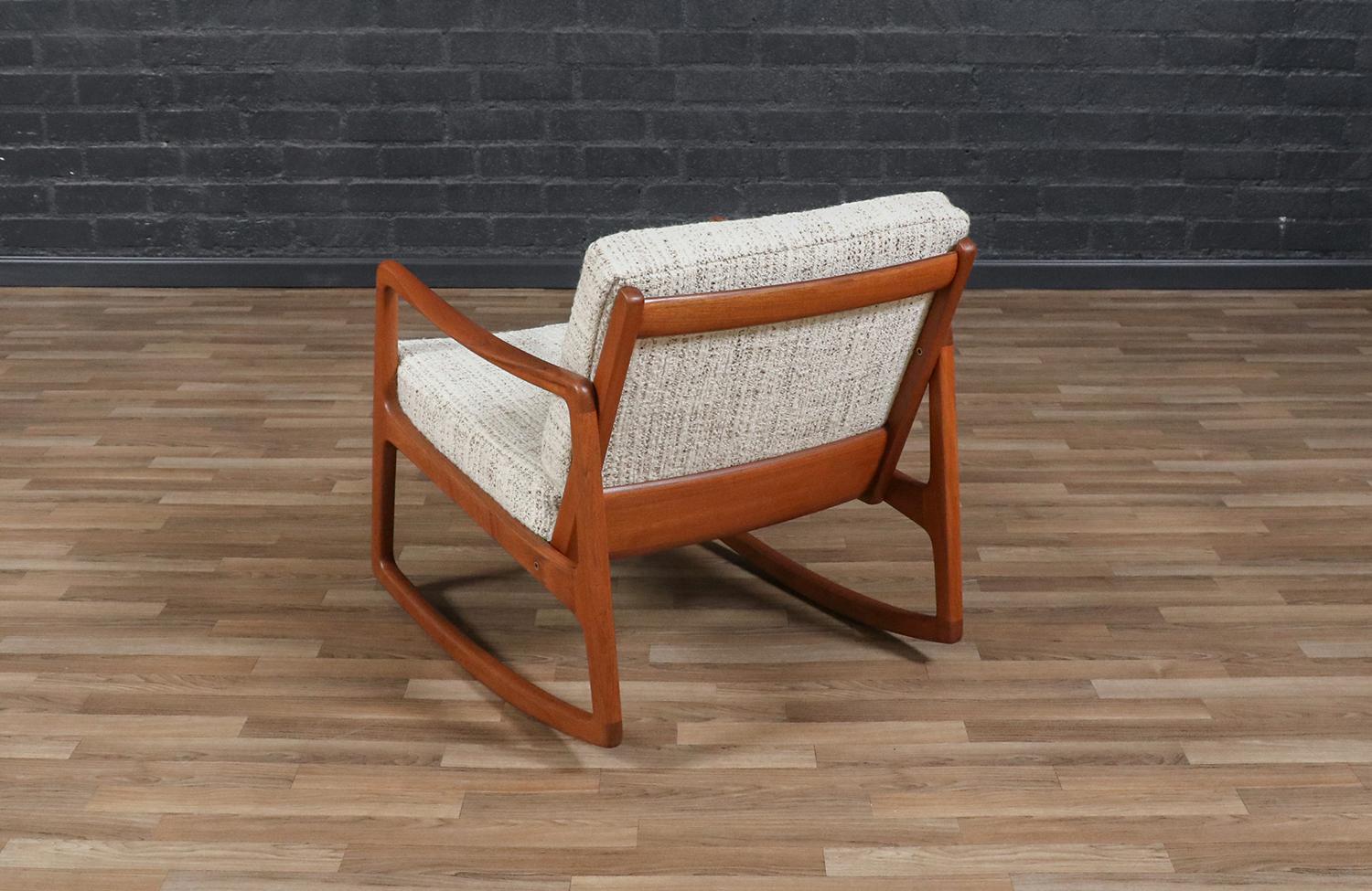 Sedia a dondolo in teak di Ole Wanscher modello FD-120 per France & Son, sapientemente restaurata In condizioni ottime in vendita a Los Angeles, CA