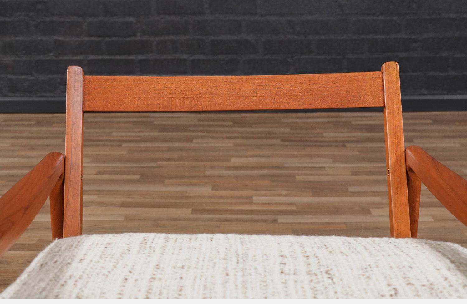 Sedia a dondolo in teak di Ole Wanscher modello FD-120 per France & Son, sapientemente restaurata in vendita 2