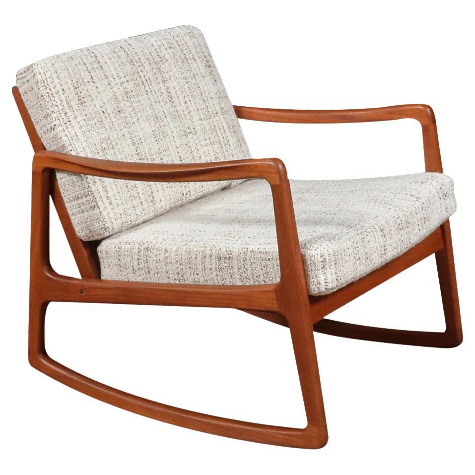 Sedia a dondolo in teak di Ole Wanscher modello FD-120 per France & Son, sapientemente restaurata