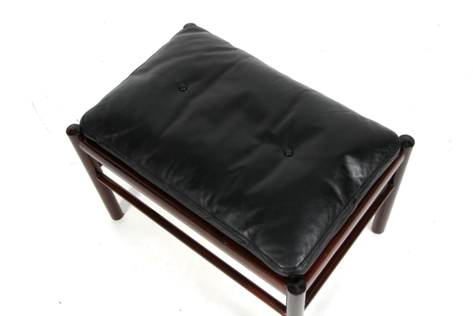Ole Wanscher ottoman for Colonial chair original upholstered with black leather.

Made in mahogany. 

Model PJ 149 colonial chair, made by Poul Jeppesen.