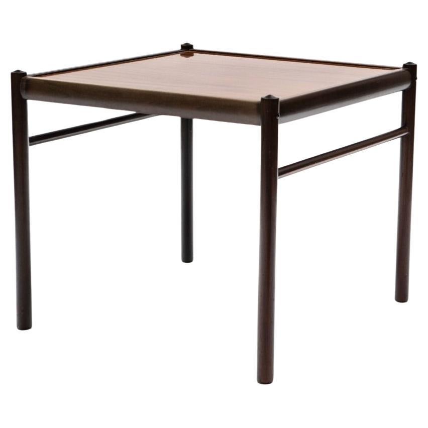 Ole Wanscher (1903-1985)
Der ikonische OW449 Colonial Beistelltisch/Kaffeetisch wurde 1964 von Ole Wanscher entworfen. Dieser quadratische Mahagoni-Tisch mit seinen hochgezogenen Ecken und seiner geometrischen Ästhetik ist die perfekte Ergänzung zu