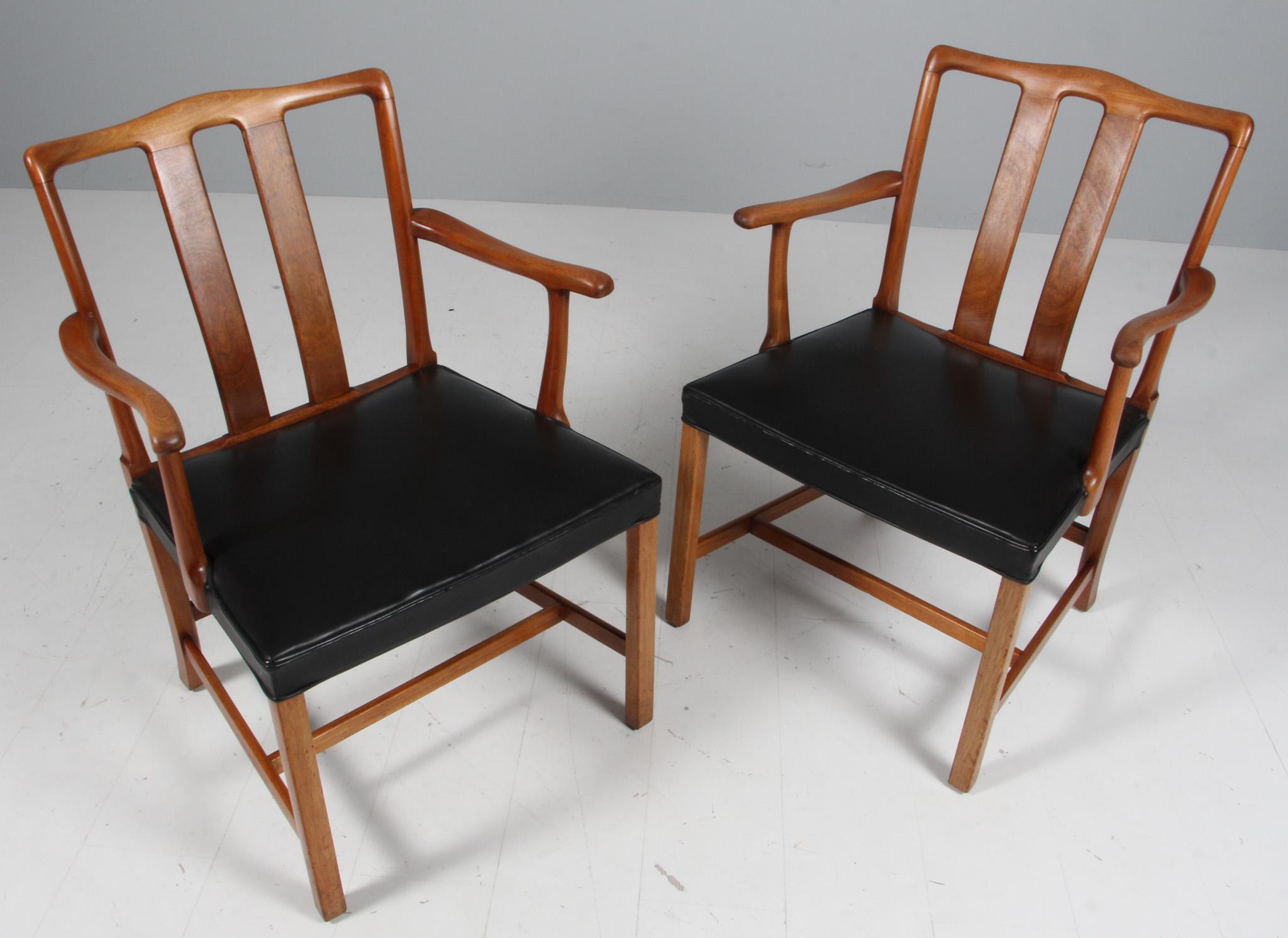 Coppia di poltrone Ole Wanscher con struttura in noce.

Rivestimento più recente in pelle nera.

Prodotto da Fritz Hansen, modello 1764.