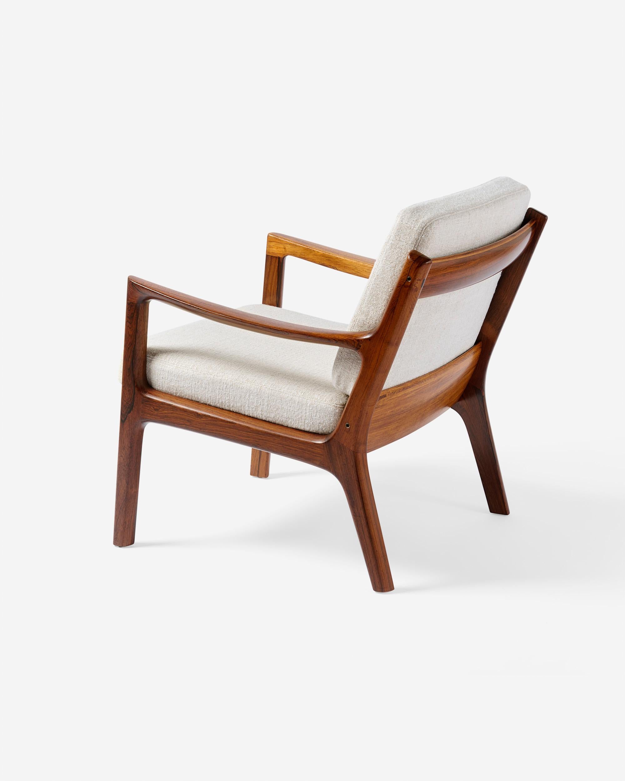 Ole Wanscher - Coppia di sedie da salotto Senator, anni '60 ca.

La serie Senator, composta da una sedia, un divano e una sedia a dondolo, è stata prodotta come parte della collaborazione di fine carriera di Wanscher con design più minimali e