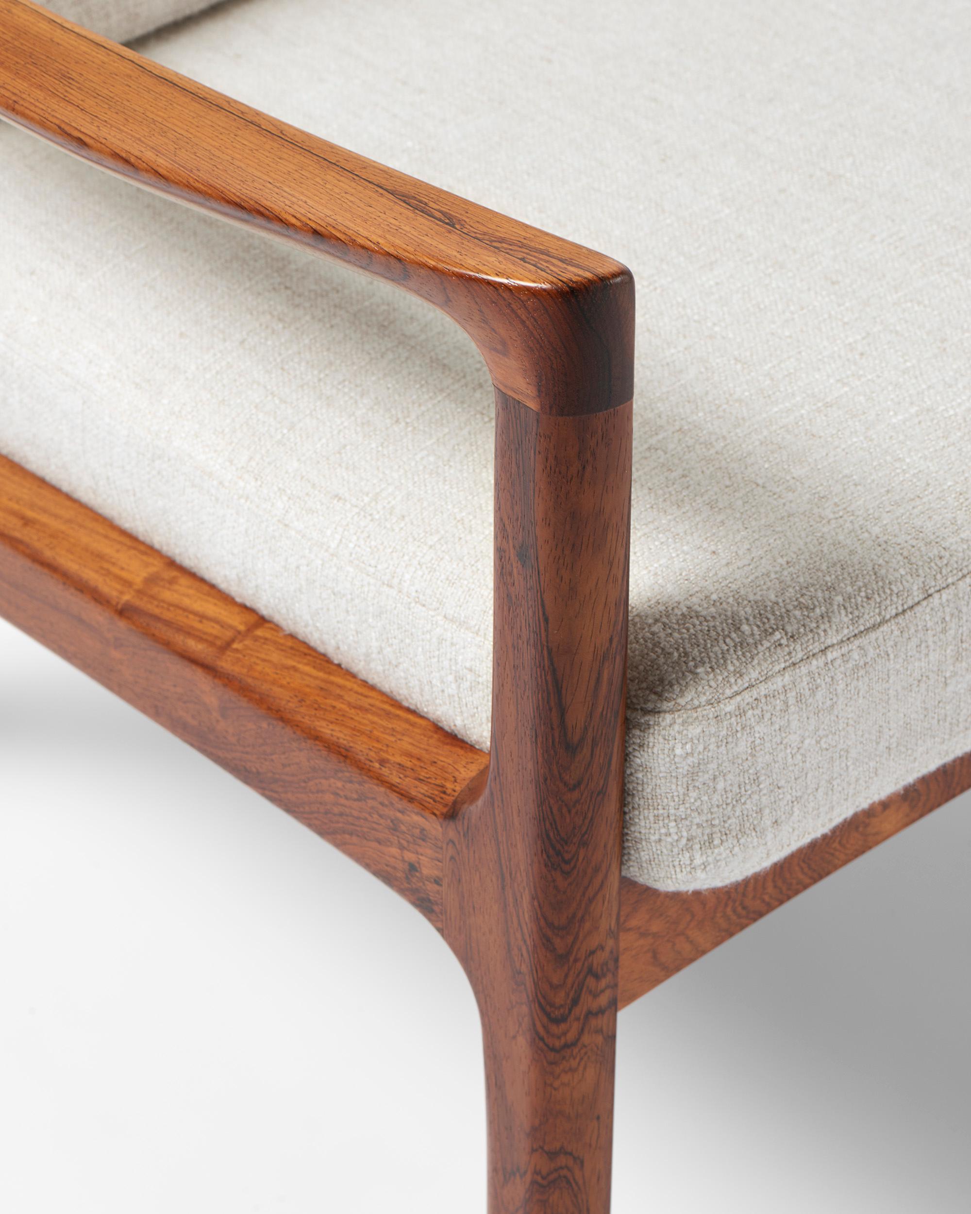 Scandinavo moderno Ole Wanscher Coppia di sedie da salotto in legno di palissandro con cuscini in tessuto anni '60 ca. in vendita