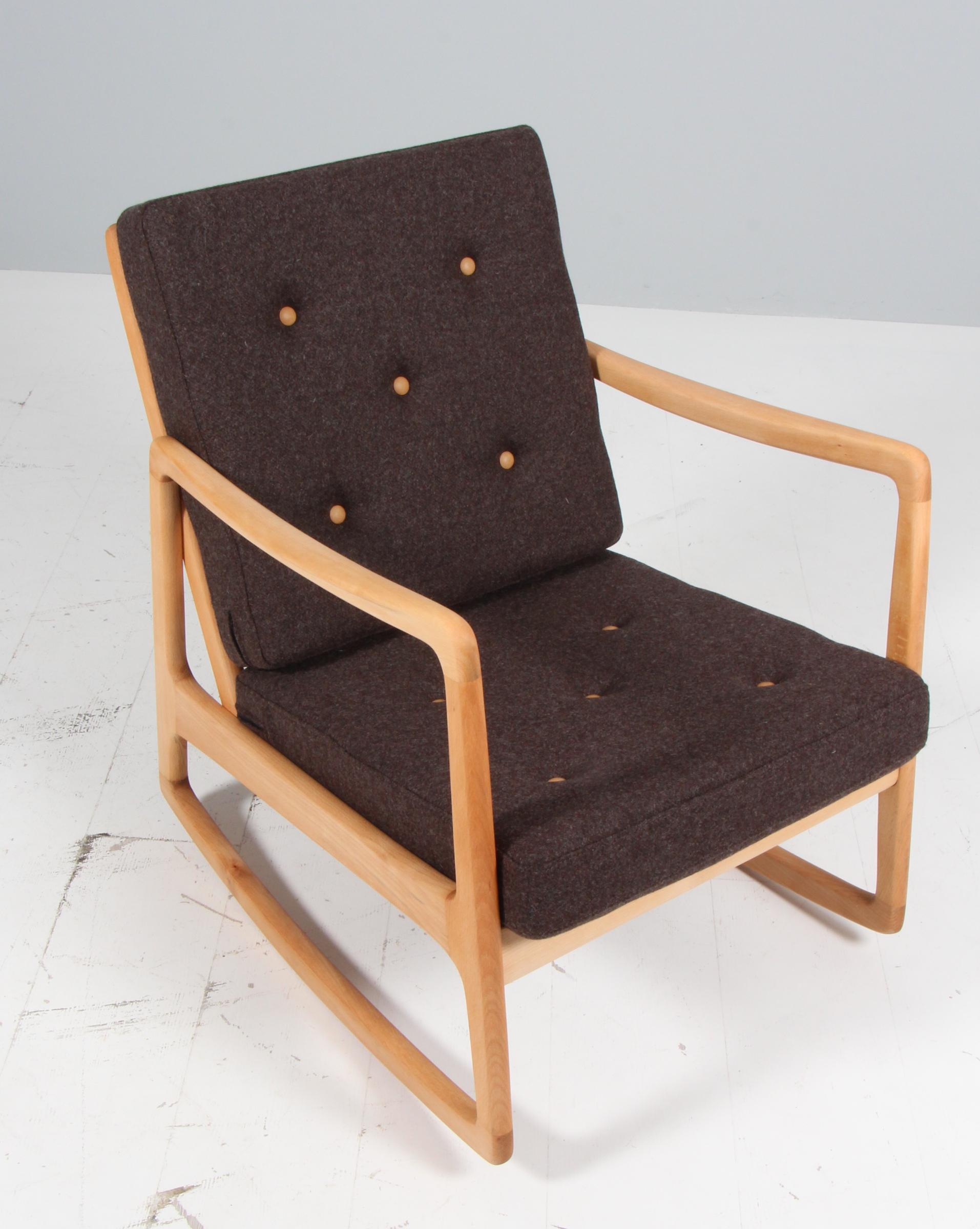 Chaise à bascule Ole Beeche avec structure en hêtre traité au savon.

Nouveau rembourrage avec 100% de laine de Nouvelle-Zélande et détails d'aniline vintage.

Fabriqué par France & Daverkosen, modèle FD110.