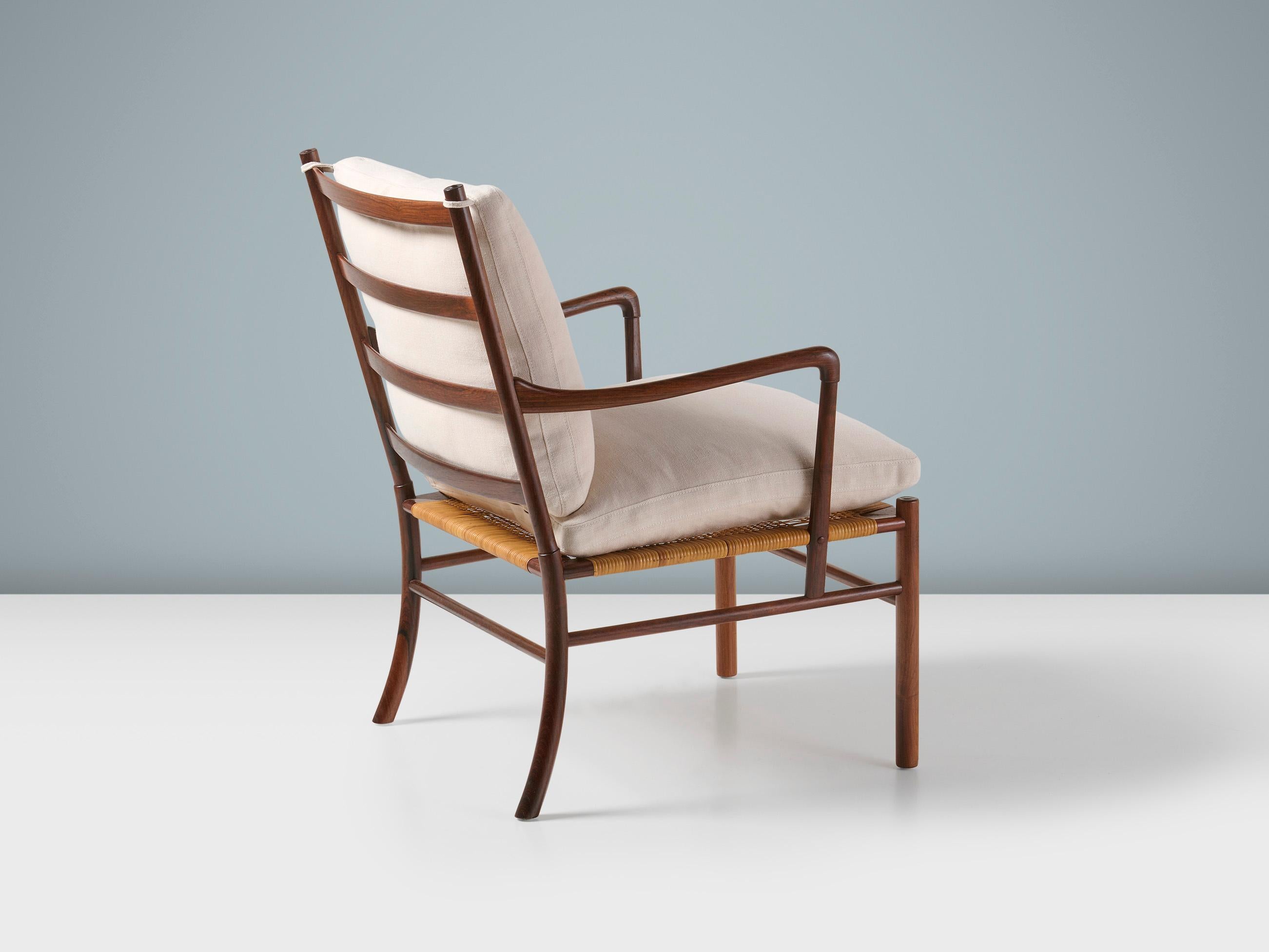 Scandinavo moderno Sedia Coloni in palissandro di Ole Wanscher con cuscini in lino, 1949 in vendita