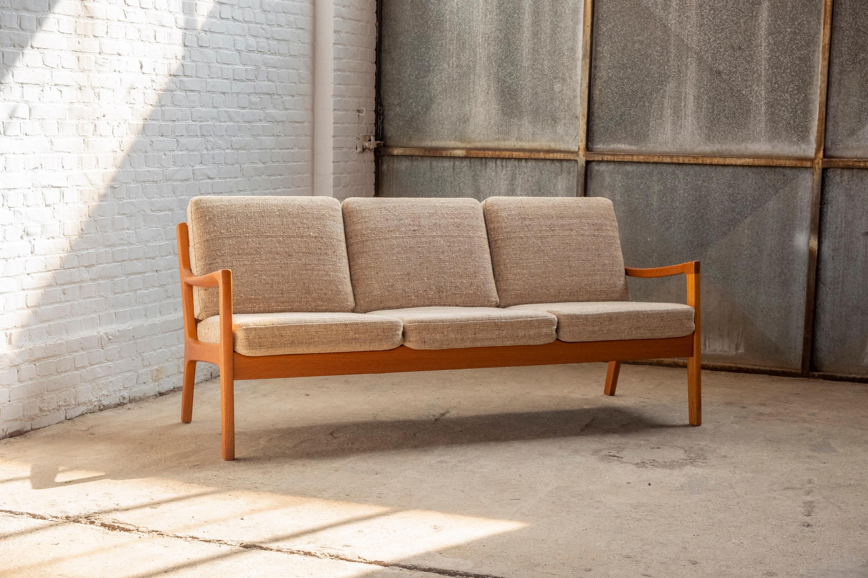 Beautiful 3-Seater sofa in teak, model Senator 166 designed by Ole Wanscher produced by P. Jeppesen Møbelfabrik in Denmark.
Original cushions and fabric.
The sofa and cushions are in good vintage condition and shows very few and light traces of use,