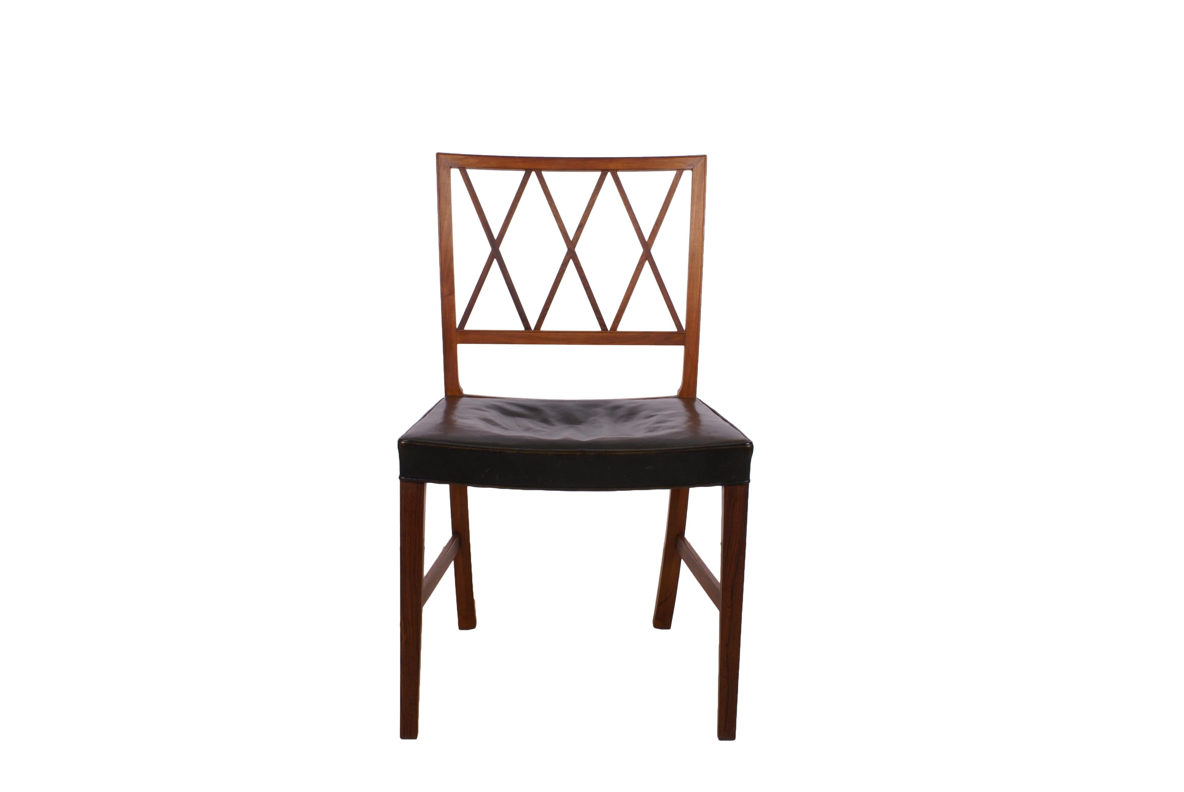 Ole Wanscher, set of 8 dining chairs in Brazilian rosewood for master cabinetmaker A.J. Iversen. Seat in original patinated black leather. With metal tag from Illums Bolighus.

Shipping worldwide is possible for these rosewood chairs as seller can