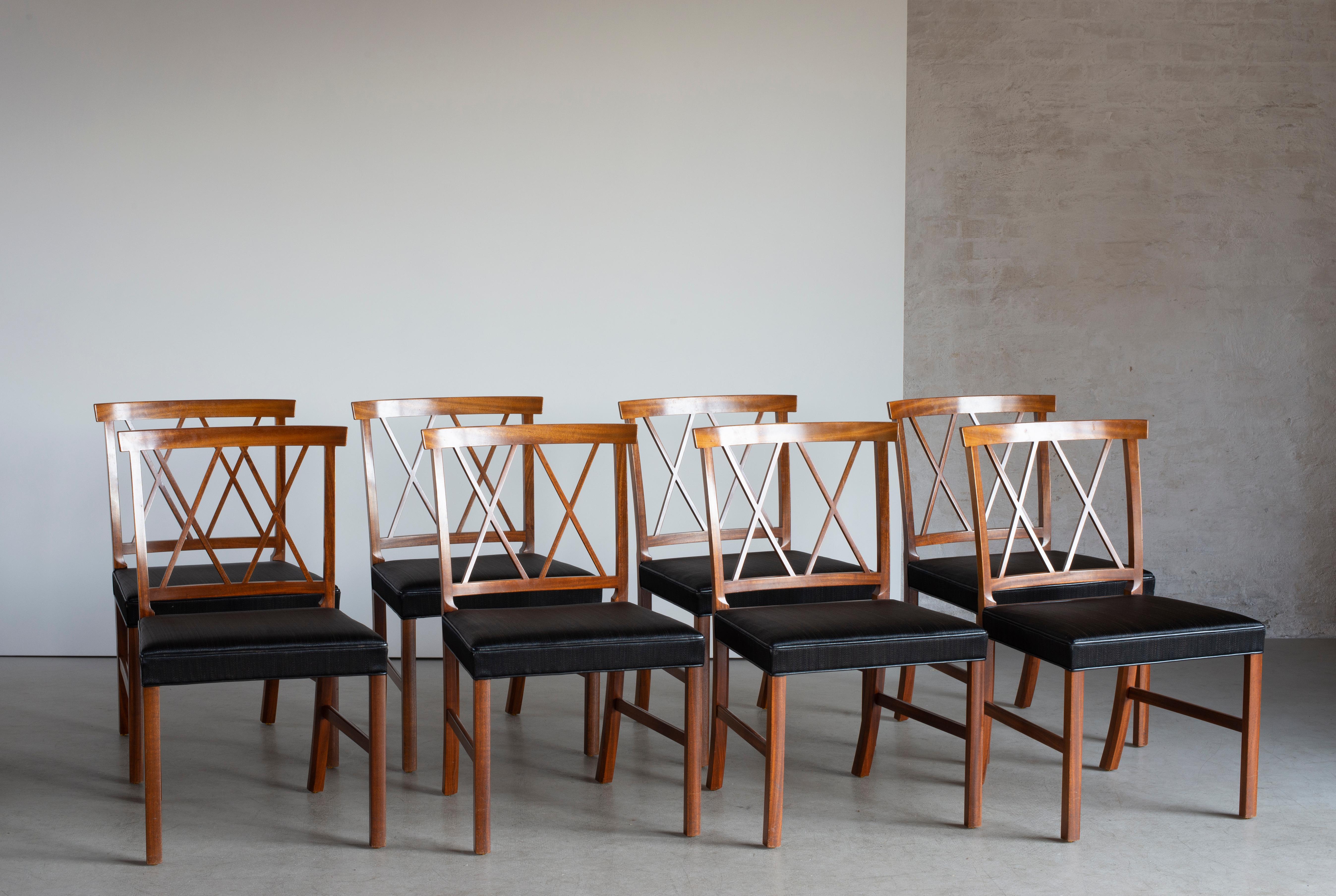 Ole Wanscher Satz von acht Stühlen in Mahagoni mit Sitzen aus schwarzem Rosshaar. Ausgeführt von A. J. Iversen, Kopenhagen, Dänemark.