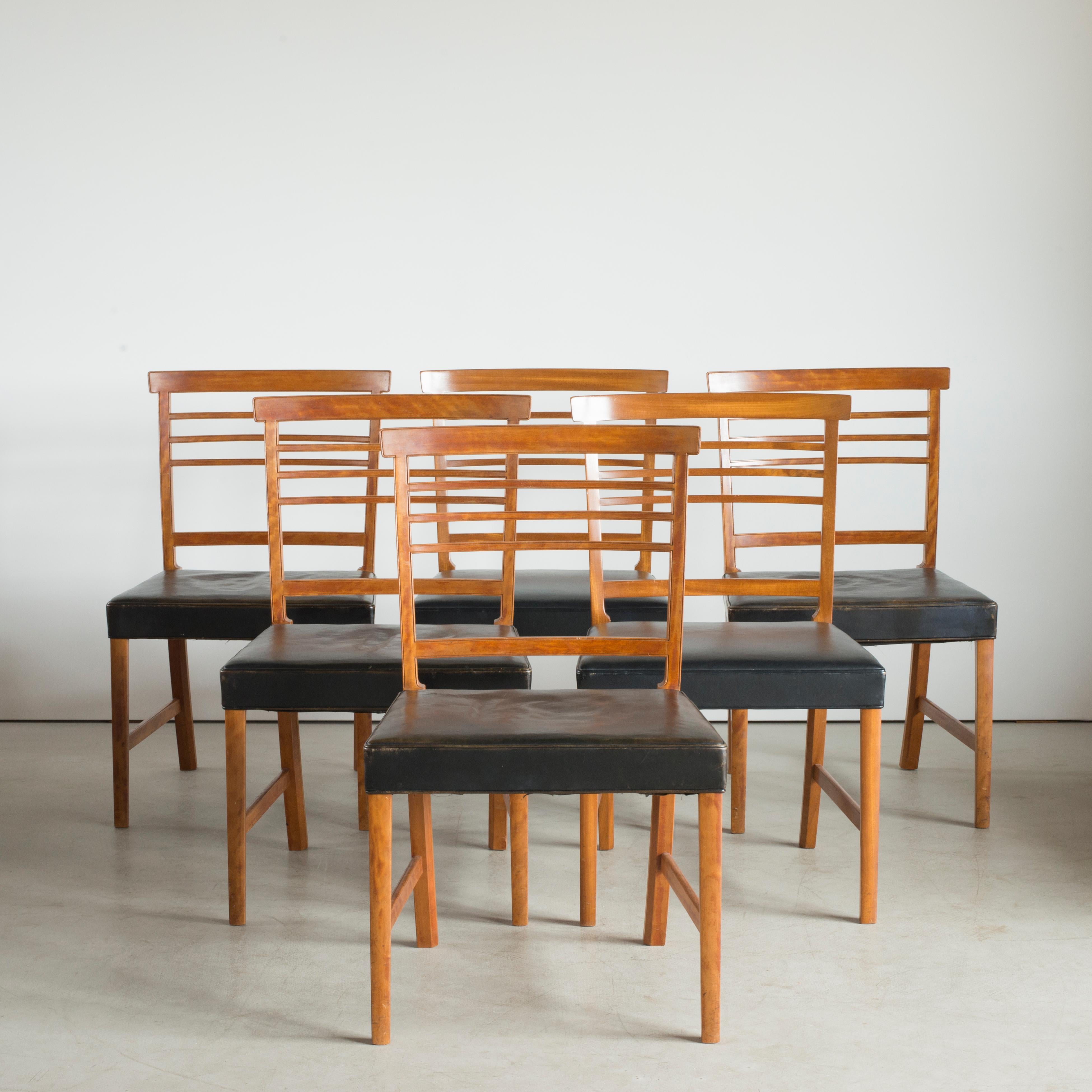 Ole Wanscher Satz von sechs Stühlen in Mahagoni mit Sitzen aus schwarzem Leder. Ausgeführt von A. J. Iversen, Kopenhagen, Dänemark.