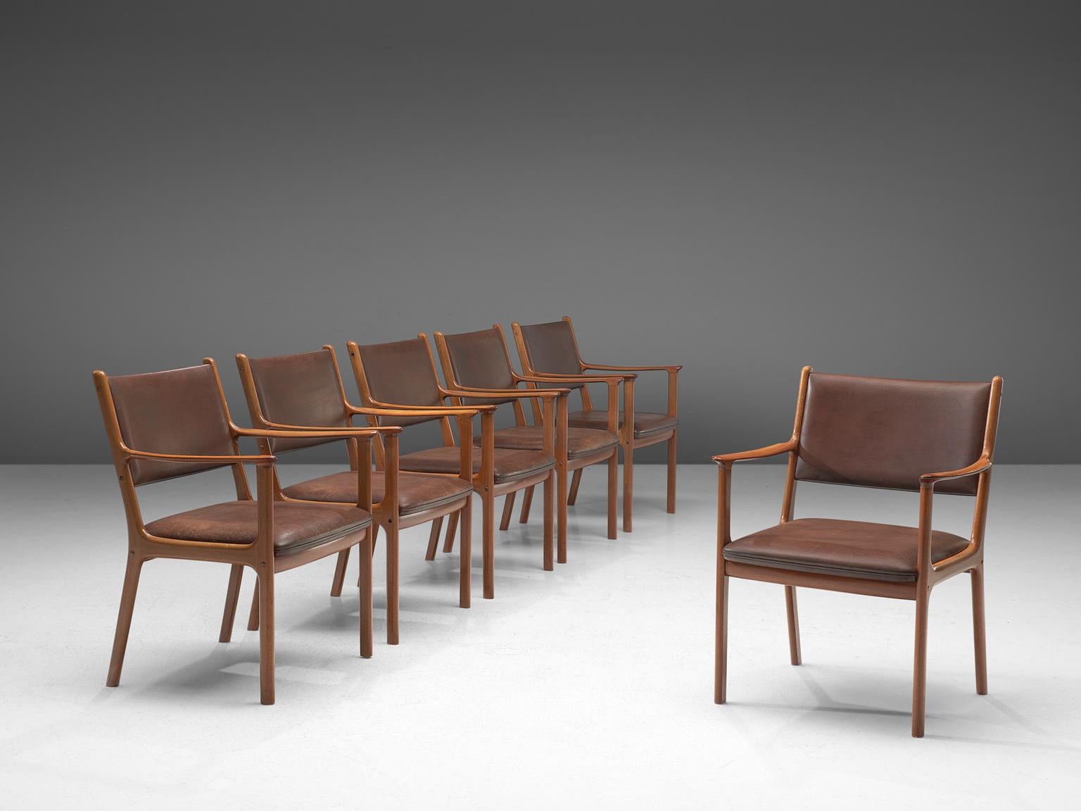 Ole Wanscher for P . Jeppesens Møbelfabrik, set of six armchairs model 'PJ412', mahogany and leather, Denmark, 1960s

Modest en simplistic set of dining chairs designed by Ole Wanscher in the 1960s. These chairs are very comfortable thanks to the