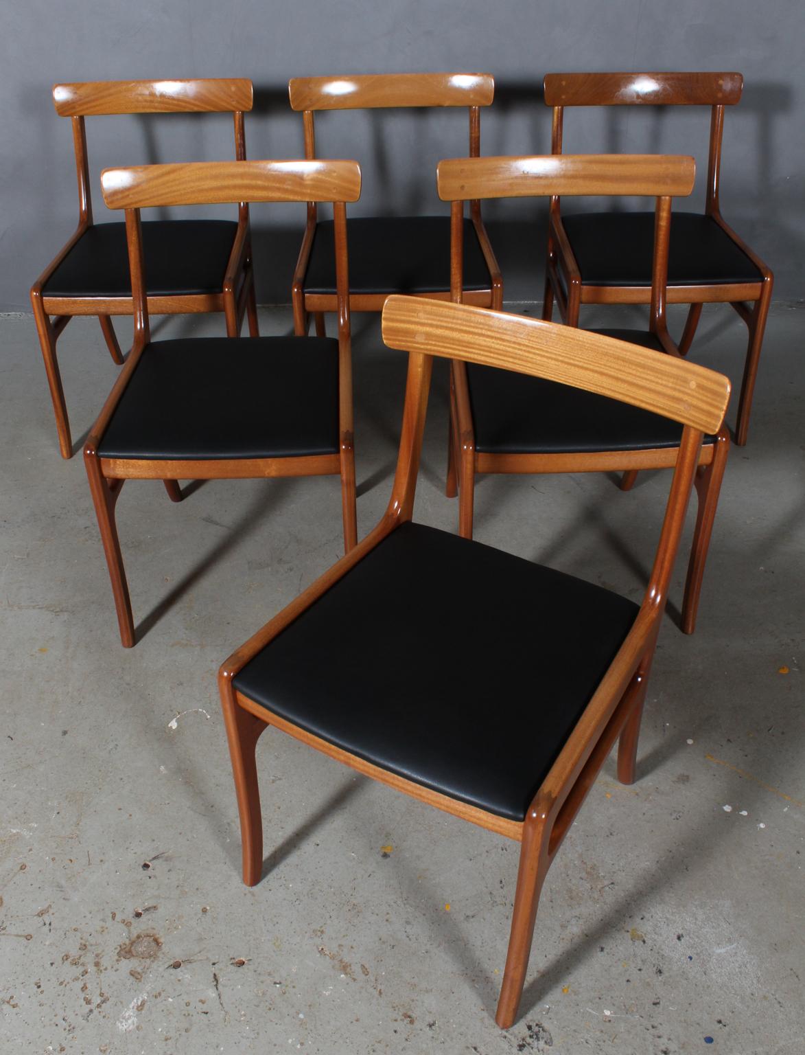 Ole Wanscher set of six Rungstedlun dining chairs in mahogany.

New upholstered with black pure aniline leather.

Model Rungstedlund, made by Poul Jeppesen.

 