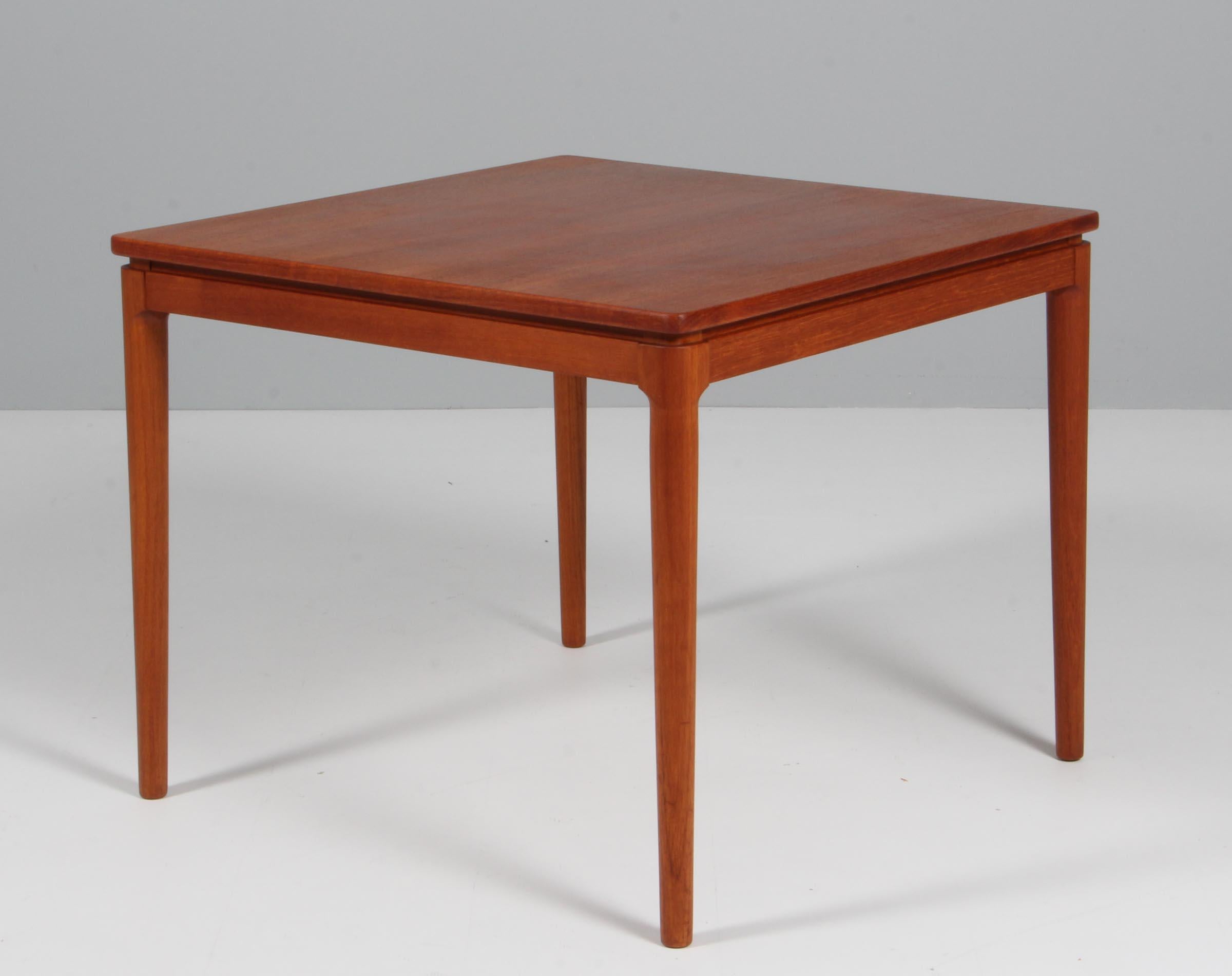 Ole Wanscher coffee table of veneered teak.

Model Senator, made by Cado.


