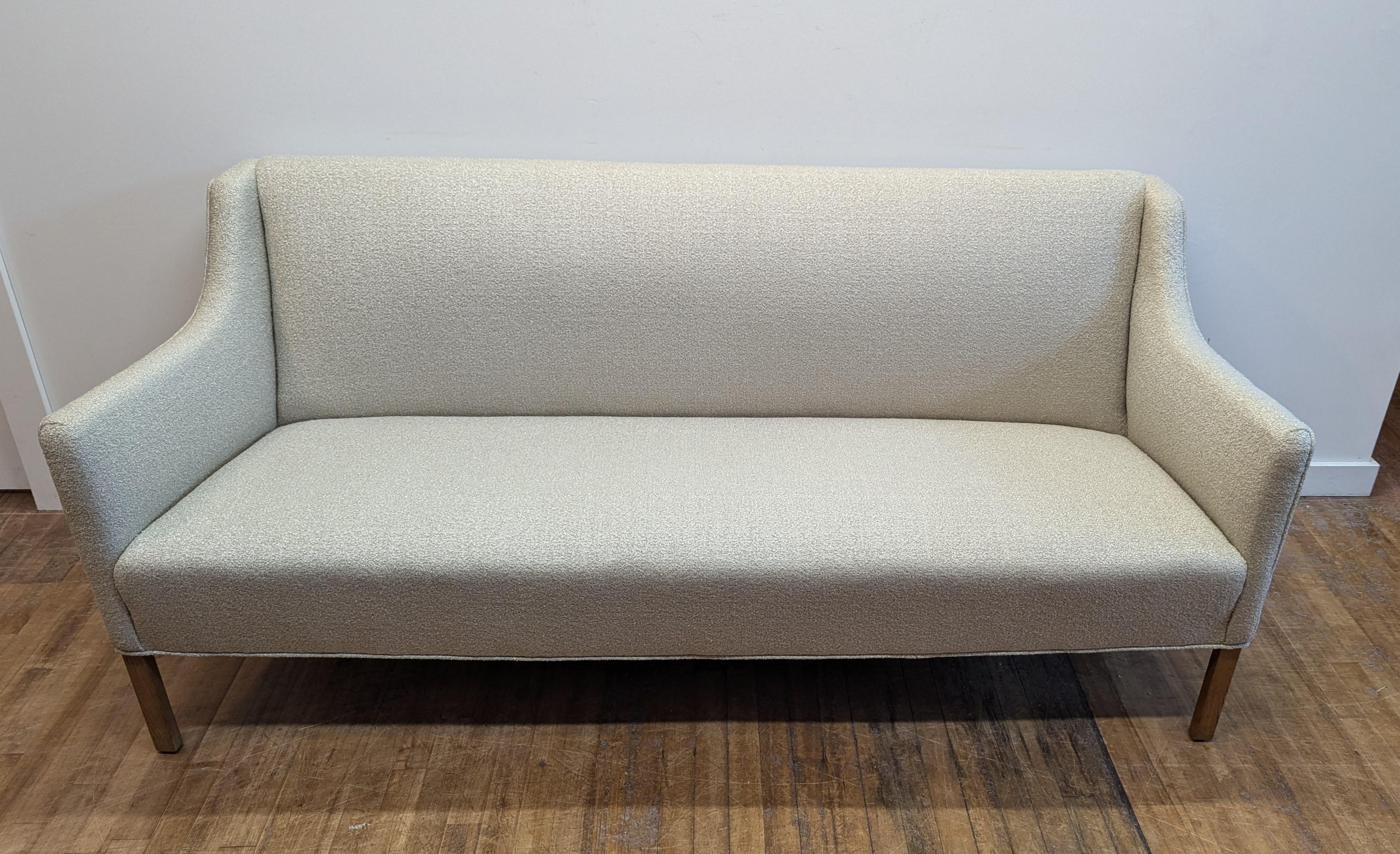 Sofá Ole Wanscher para A.J. Iversen recién tapizado en Kravet tight Boucle.  Sofá con respaldo elevado y tenso y brazos inclinados, patas traseras barridas hacia fuera que conservan el pelo de caballo y los muelles internos originales.  Un sofá