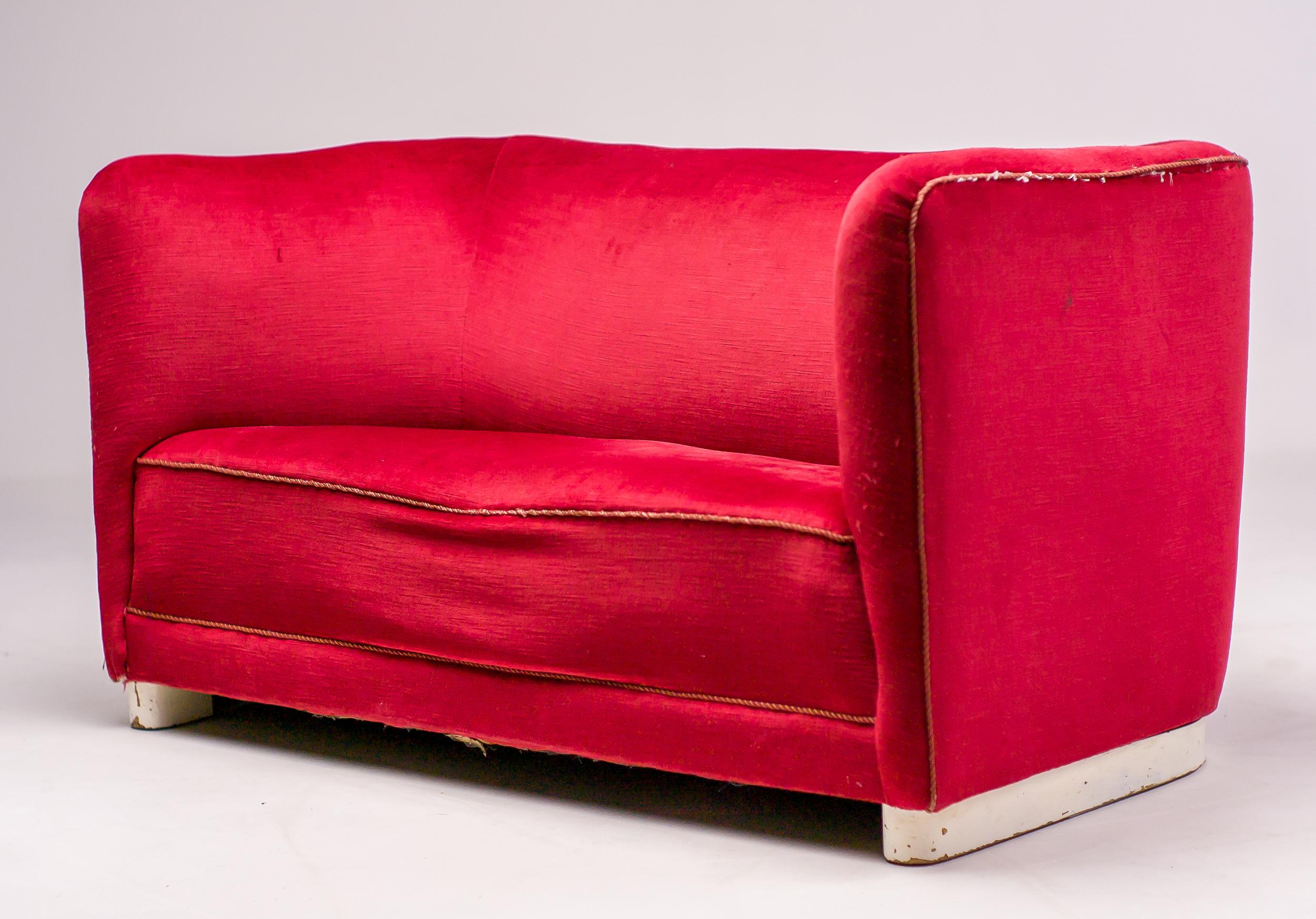 Sofa designed by Ole Wanscher for Fritz Hansen in the original red velvet.
The velvet has two small repairable pinholes in the seat, but is otherwise in great vintage condition.
The wooden base still has its original white lacquer, that has wear