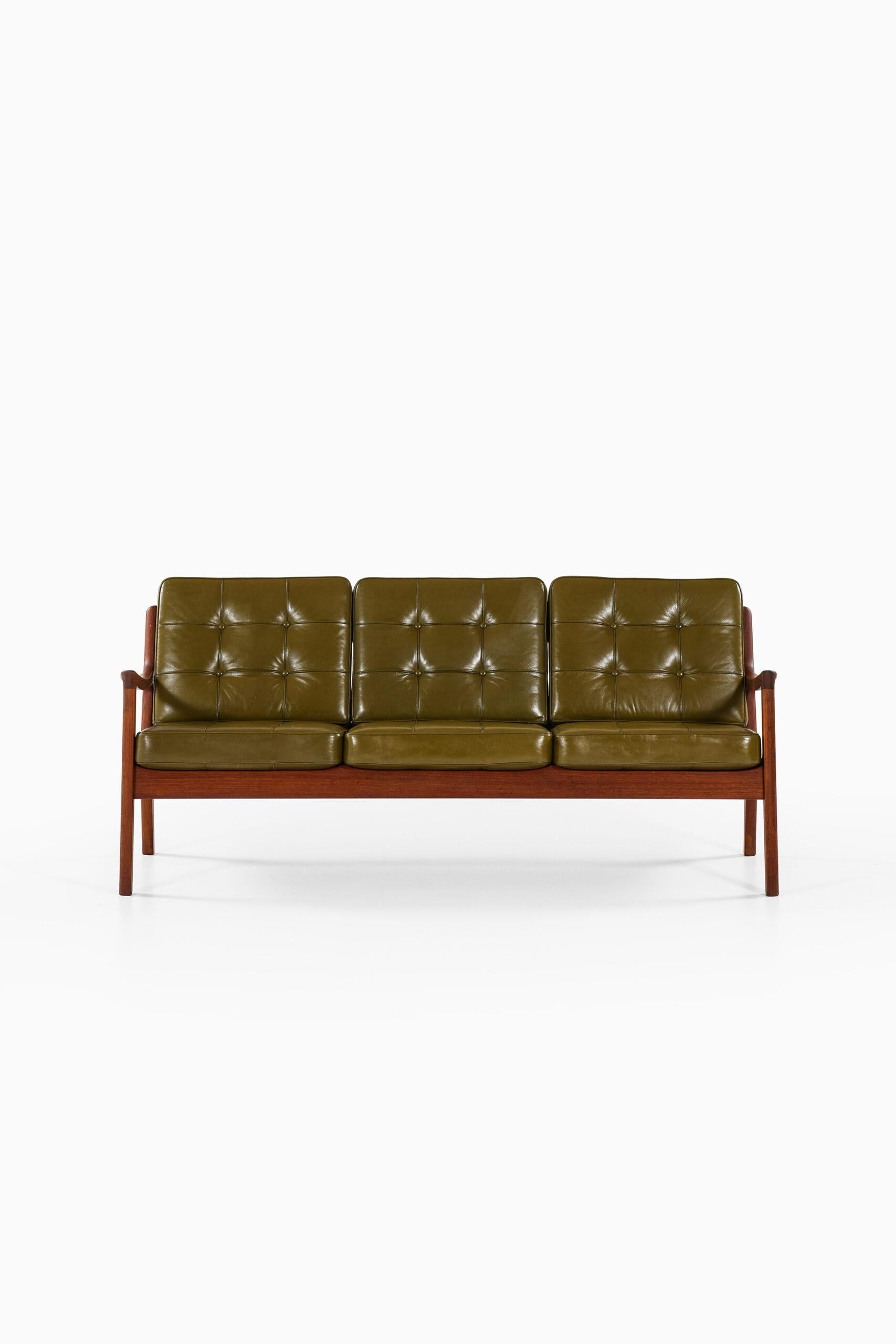 Rare sofa model 116 / Senator designed by Ole Wanscher. Produced by France & Son in Denmark.