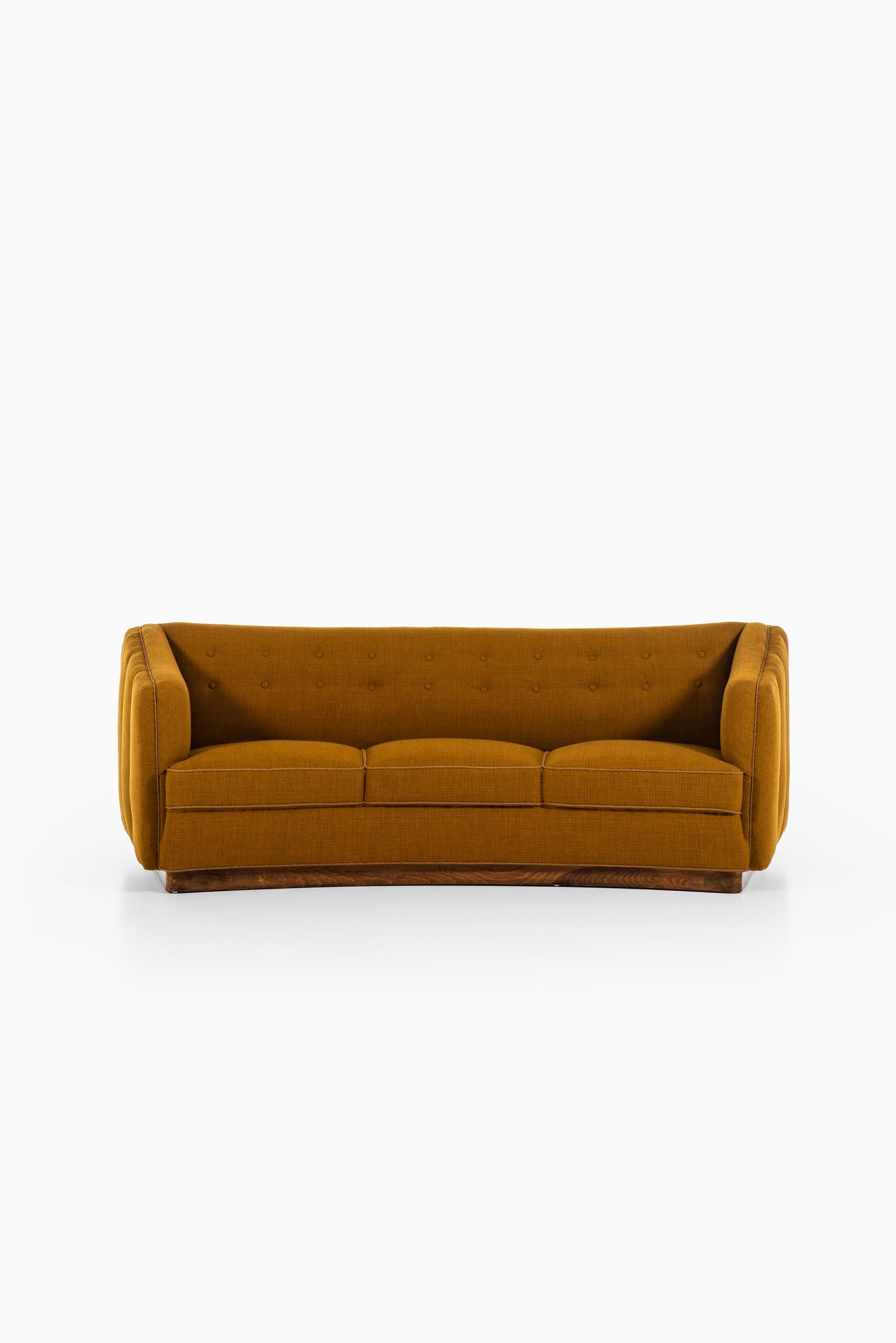Rare sofa variation of model 1668 designed by Ole Wanscher. Produced by Fritz Hansen in Denmark.