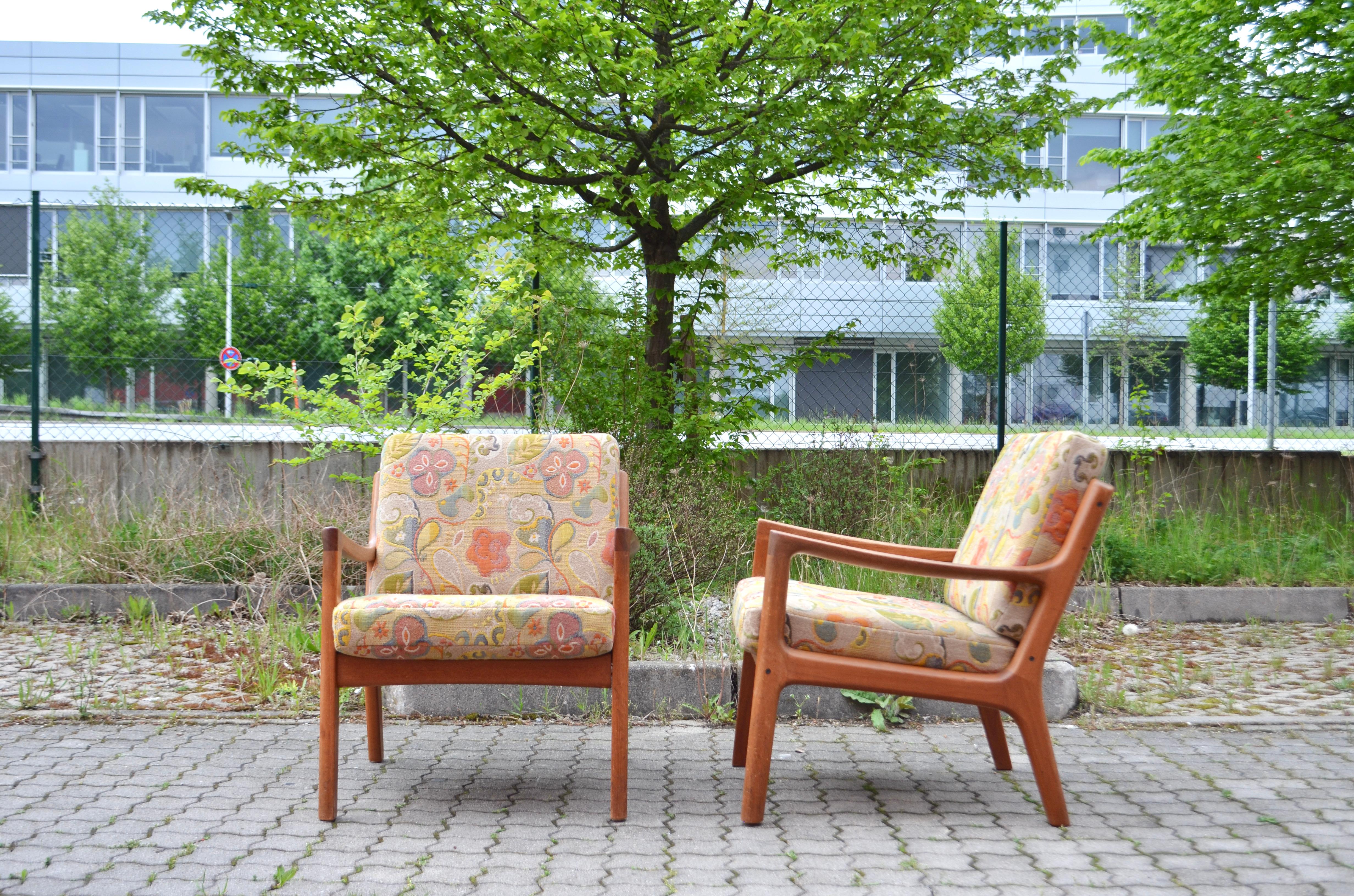 Ole Wanscher  Modell Senator Easy chair in teak wood.
Produced by France & Son / France Daverkosen
The fabric is made of wool and it has a unique flower pattern which made it  so special.
Great condition.
Set of 2.