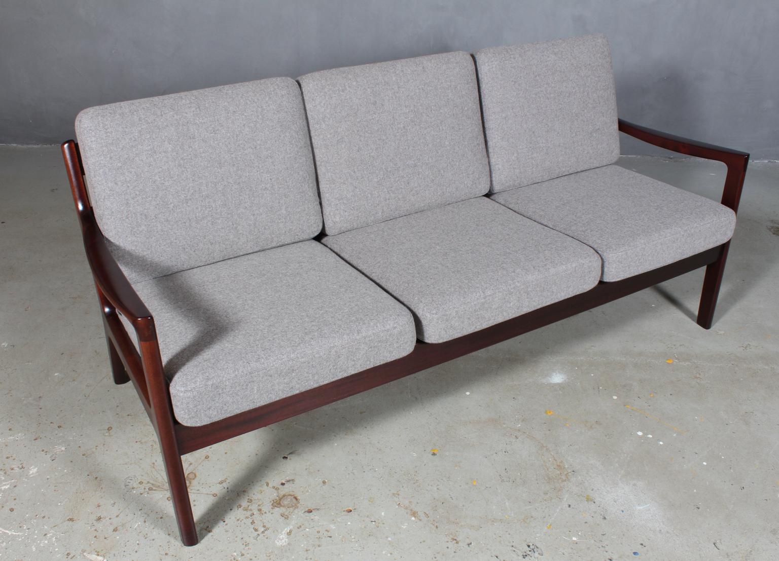 Ole Wanscher three-seat sofa new upholstered with light grey 100 % New Zealand Divina wool.

Made of solid mahogany.

Model Senator, made by France & Son.

  