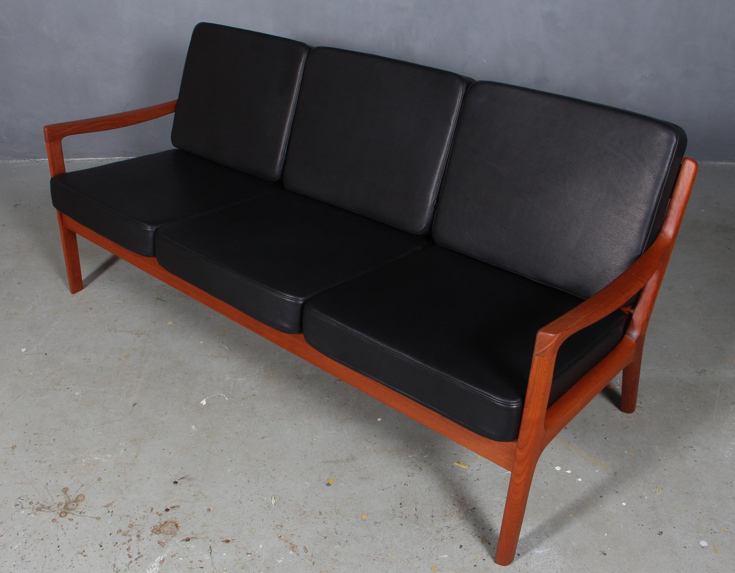 Ole Wanscher three-seat sofa new upholstered with black Envy aniline leather from Arne Sørensen.

Made of solid teak.

Model senator, made by Cado.
