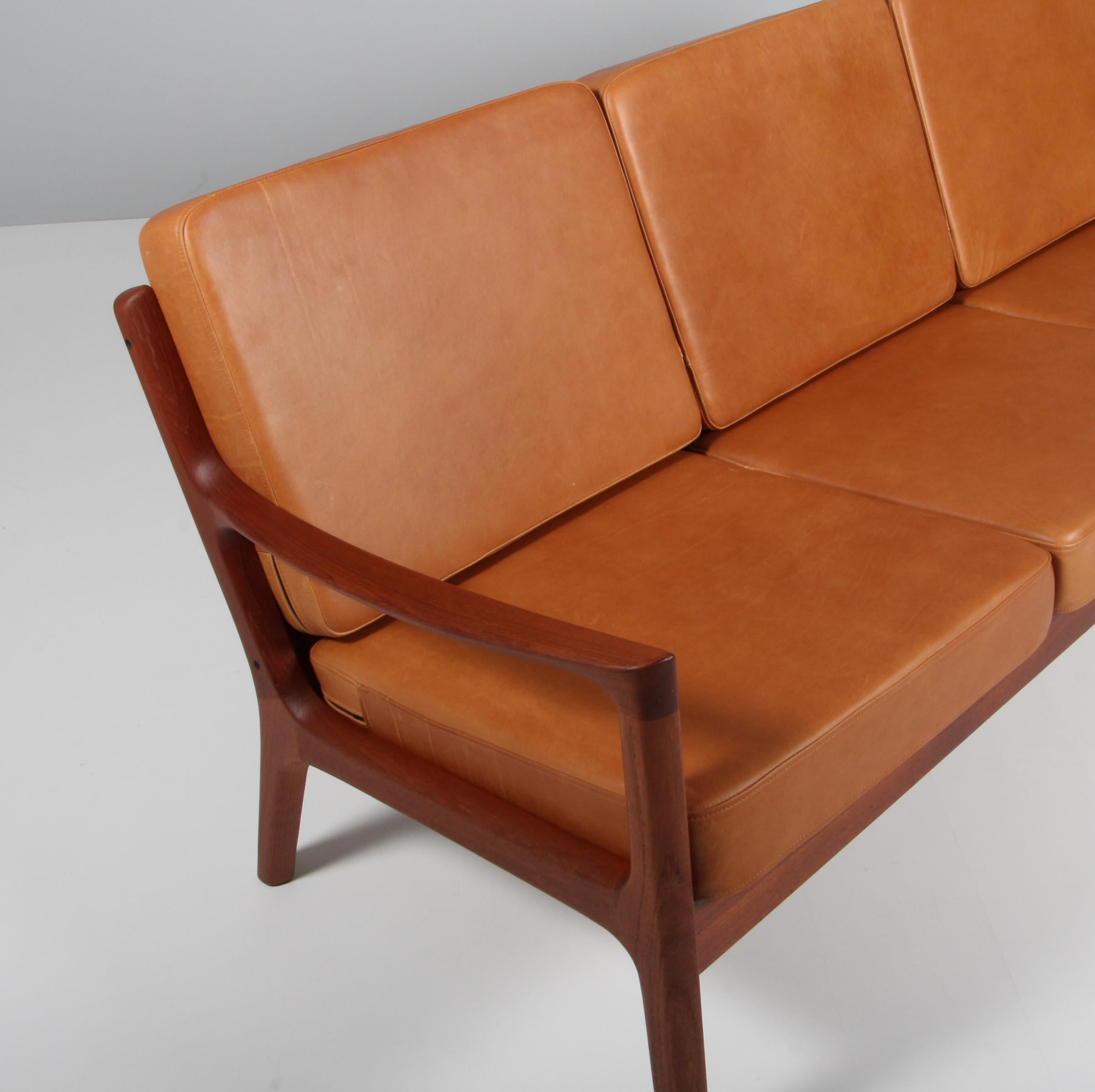 Ole Wanscher Dreisitzer-Sofa, neu gepolstert mit Vintage-Anilinleder.

Hergestellt aus massivem Teakholz.

Modell Senator, hergestellt von Cado.