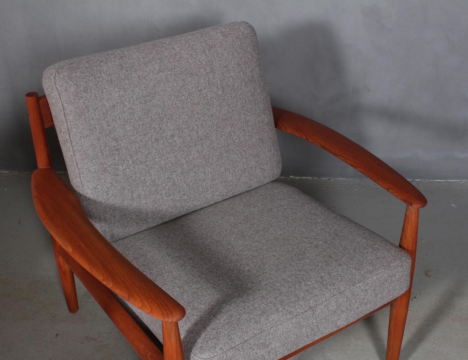 Ole Wanscher two lounge chairs in solid teak, curved wide armrests.

New upholstered with 100 % New Zealand grey wool.

Model 128, made by France & Son, Denmark, 1960s.



 