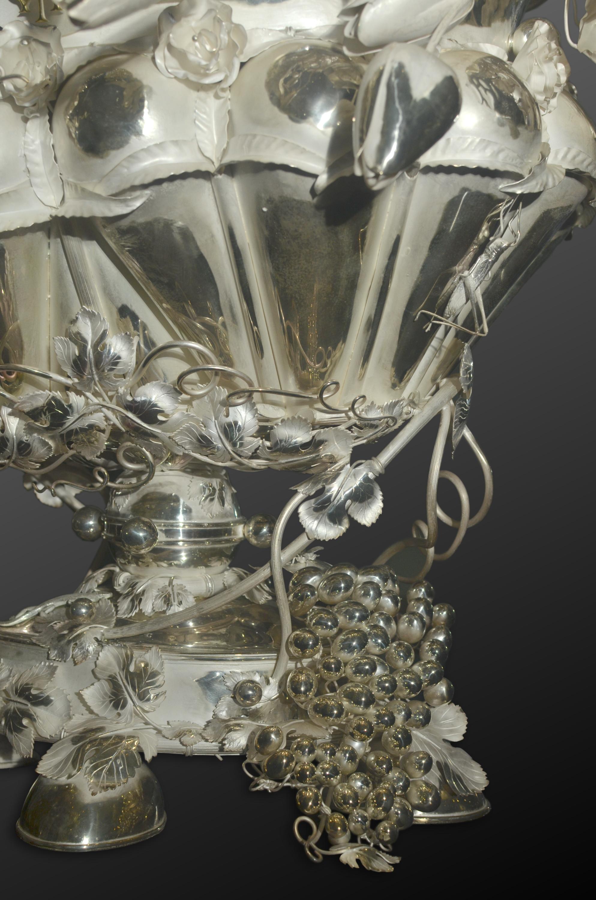 Oleg Auzers est né en Lettonie, à Riga, dans une vieille famille d'artistes. Il a créé son premier bateau-jouet à l'âge préscolaire, alors qu'il rendait visite à son grand-père Vilis Liepins à Limbazi. Adolescent, Oleg se tourne vers la médecine et