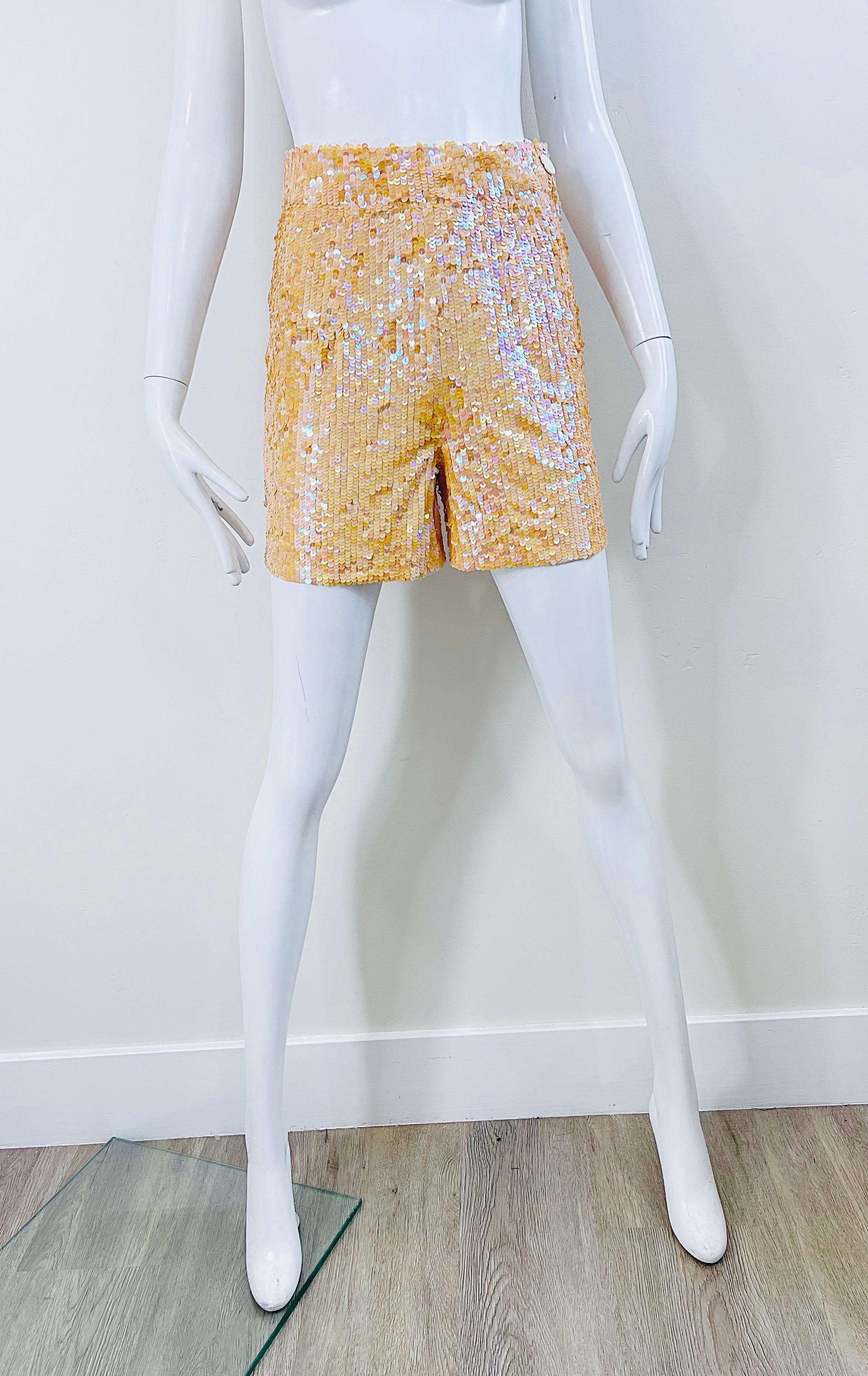 Chic OLEG CASSINI salmon / light pink color fully sequin encrusted shorts ! Hidden zipper up the side with mock button and hook-and-eye closure.
In great unworn condition
Approximately Size Small
Measurements:
26 inch waist
38 inch hips
