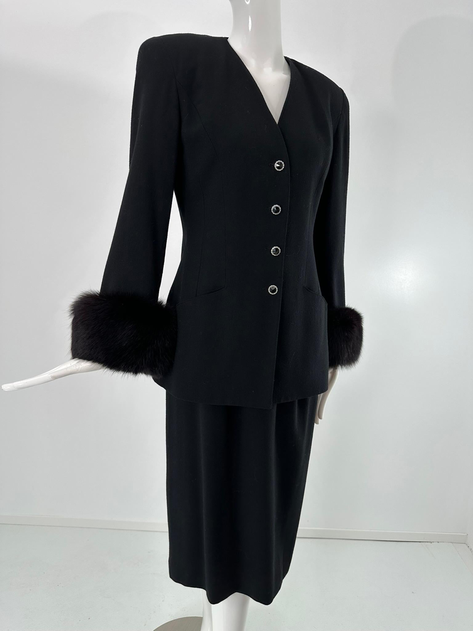 Oleg Cassini 1990s nero 100% lana, la giacca ha maniche lunghe, pads e una scollatura a V. Si chiude sul davanti con bottoni neri in vetro e strass di cristallo. Le maniche lunghe hanno polsini in pelliccia di volpe nera. Tasche laterali angolate