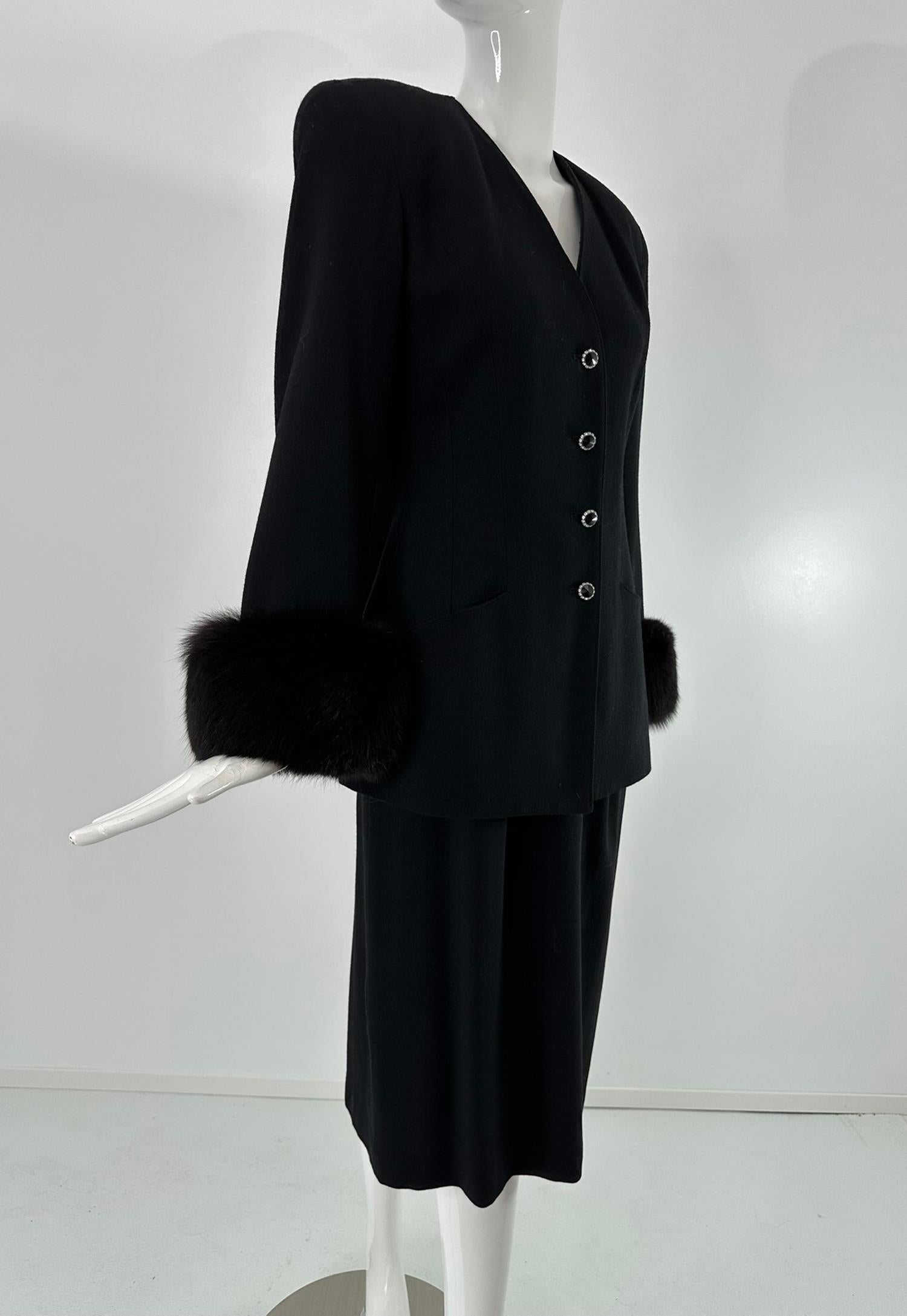 Nero Oleg Cassini anni '90, abito nero 100% lana con polsini in pelliccia di volpe 8 in vendita