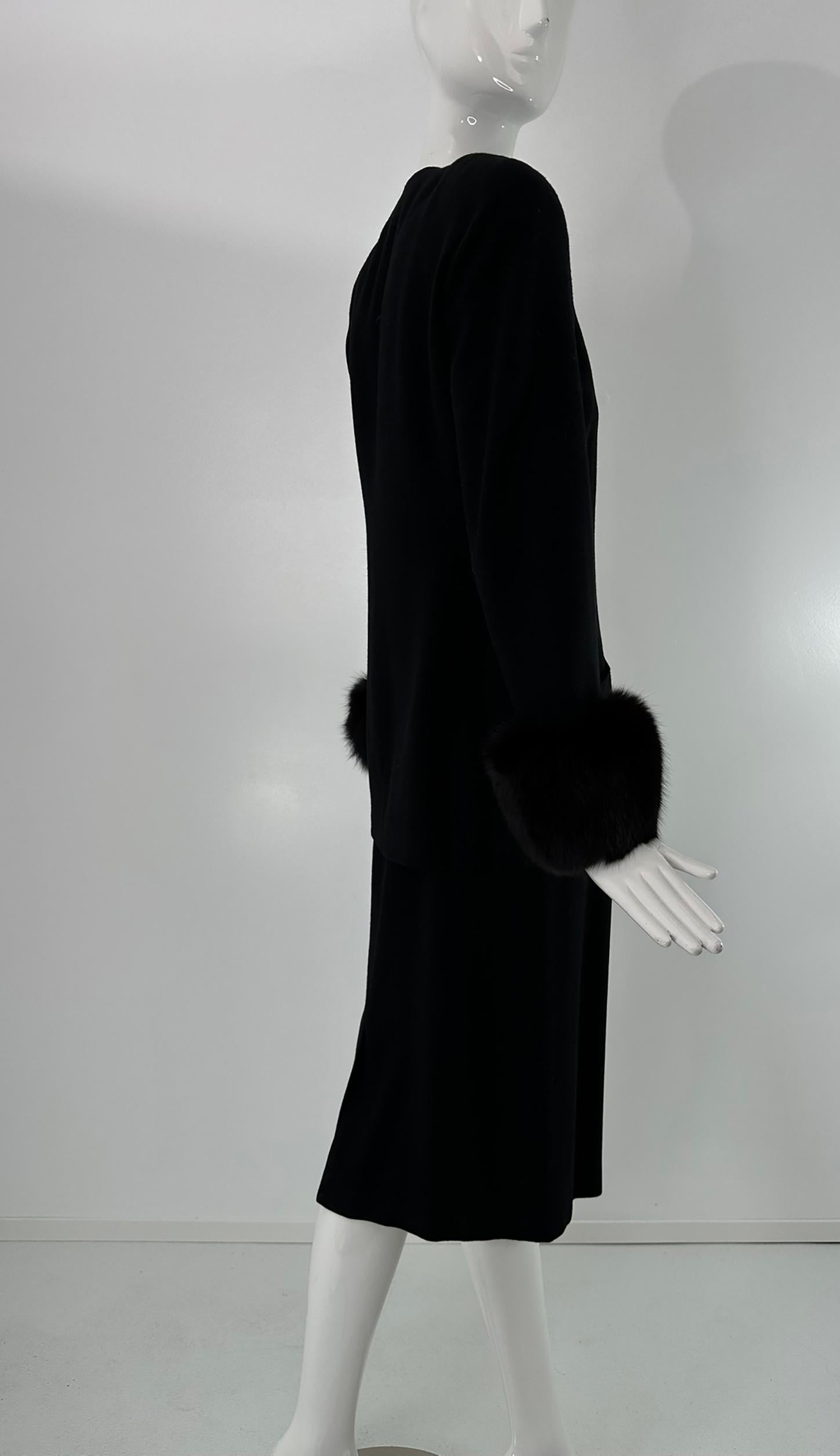 Oleg Cassini anni '90, abito nero 100% lana con polsini in pelliccia di volpe 8 in vendita 1