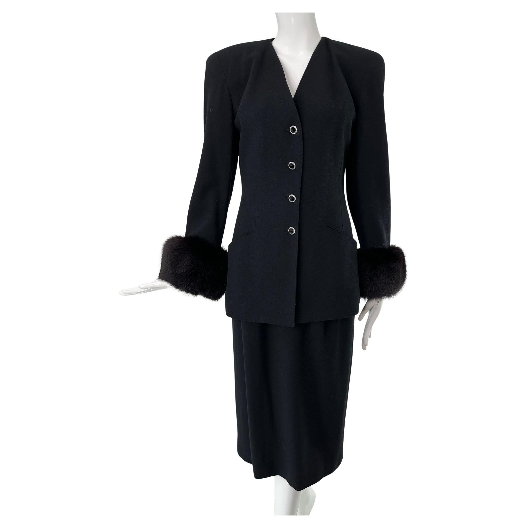 Oleg Cassini anni '90, abito nero 100% lana con polsini in pelliccia di volpe 8 in vendita