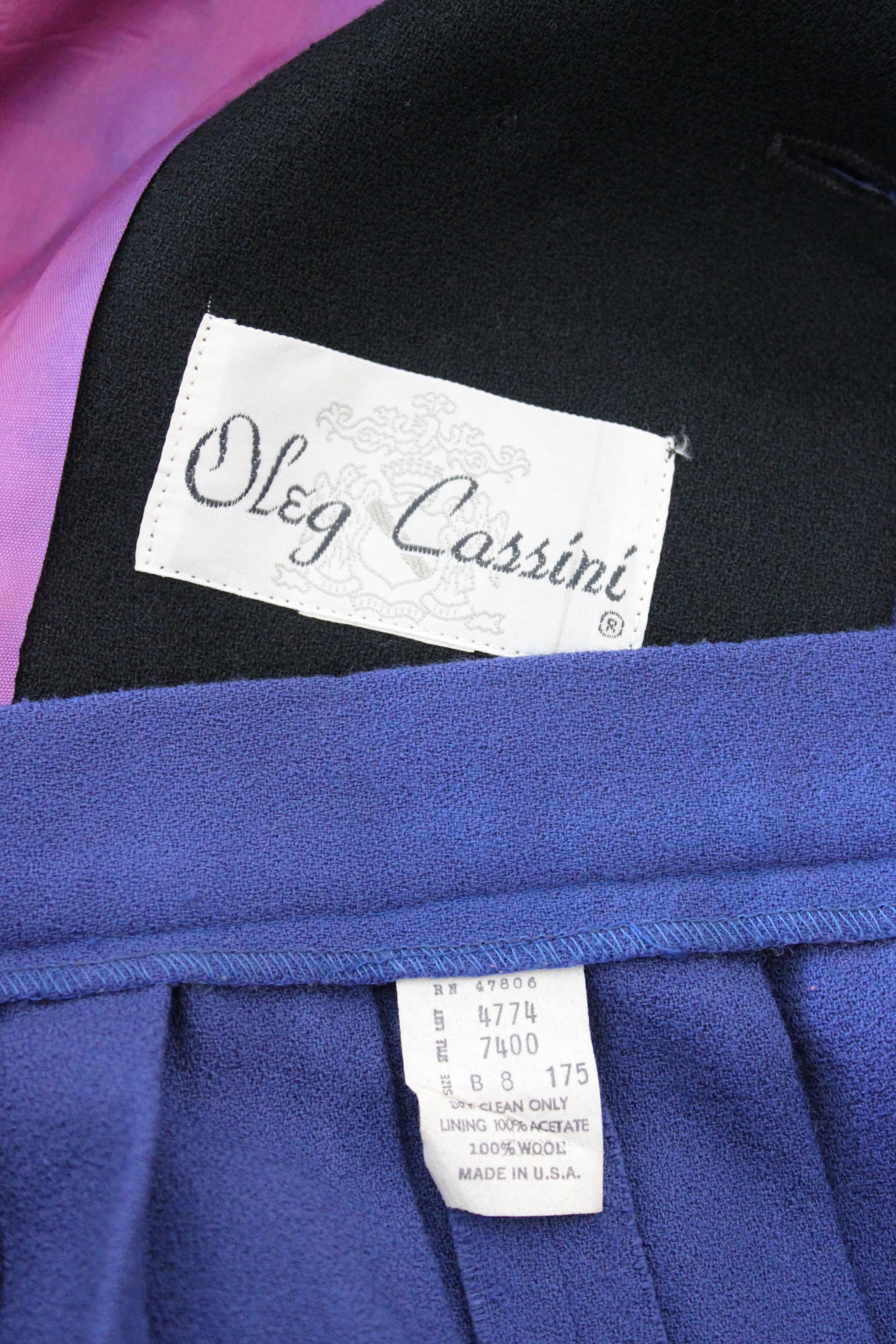Oleg Cassini vintage 90s suit skirt. Elegant woman suit consisting of jacket and skirt. Classic blue jacket with reverse and black buttons. Blue pleated skirt. 100% wool fabric. Made in the USA.

Condition: Very good

Item in excellent condition.
