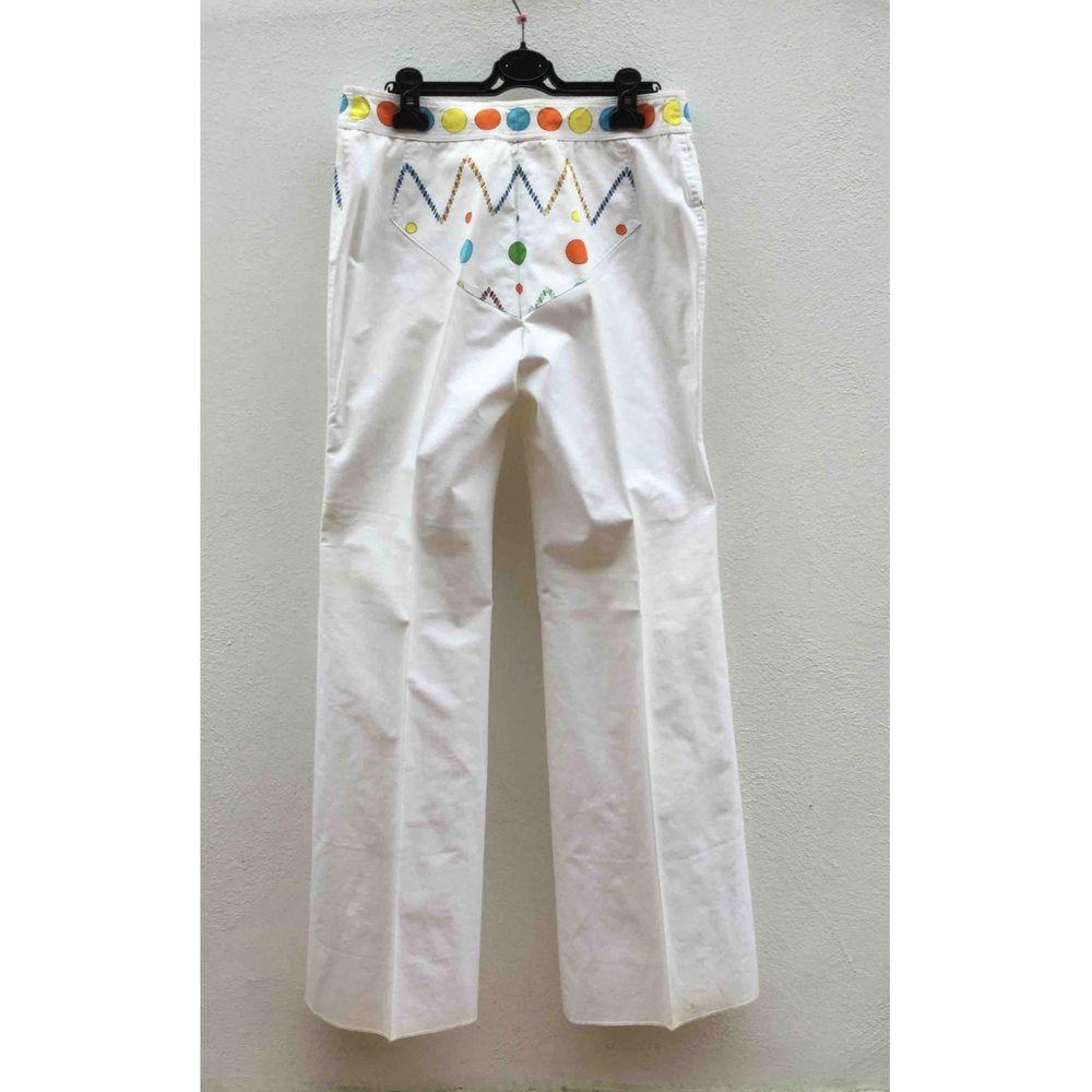 Oleg Cassini Trousers in White Cotton with Colorful Patterns

Oleg Cassini pants in white cotton with colorful patterns. It belongs to a tribal collection from the 70s. It has a zip and automatic closure and two side pockets. Length 110cm, Inseam