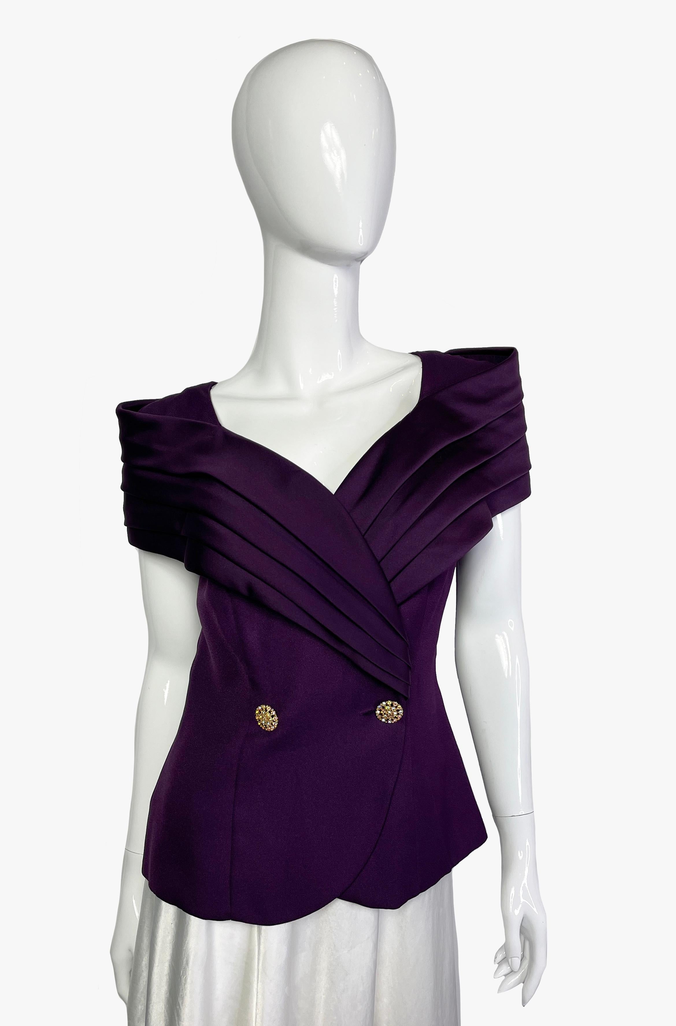 Stunning Oleg Cassini purple evening top, very textured, with decorative elements.

Size – US6

Measurements:

Length: 23,4″ / 59,5 cm

Pit to pit –  17,3″ / 44 cm

Waist – 29” / 74 cm

Fabric – 100% poliester, lining 100% acetate

Condition –