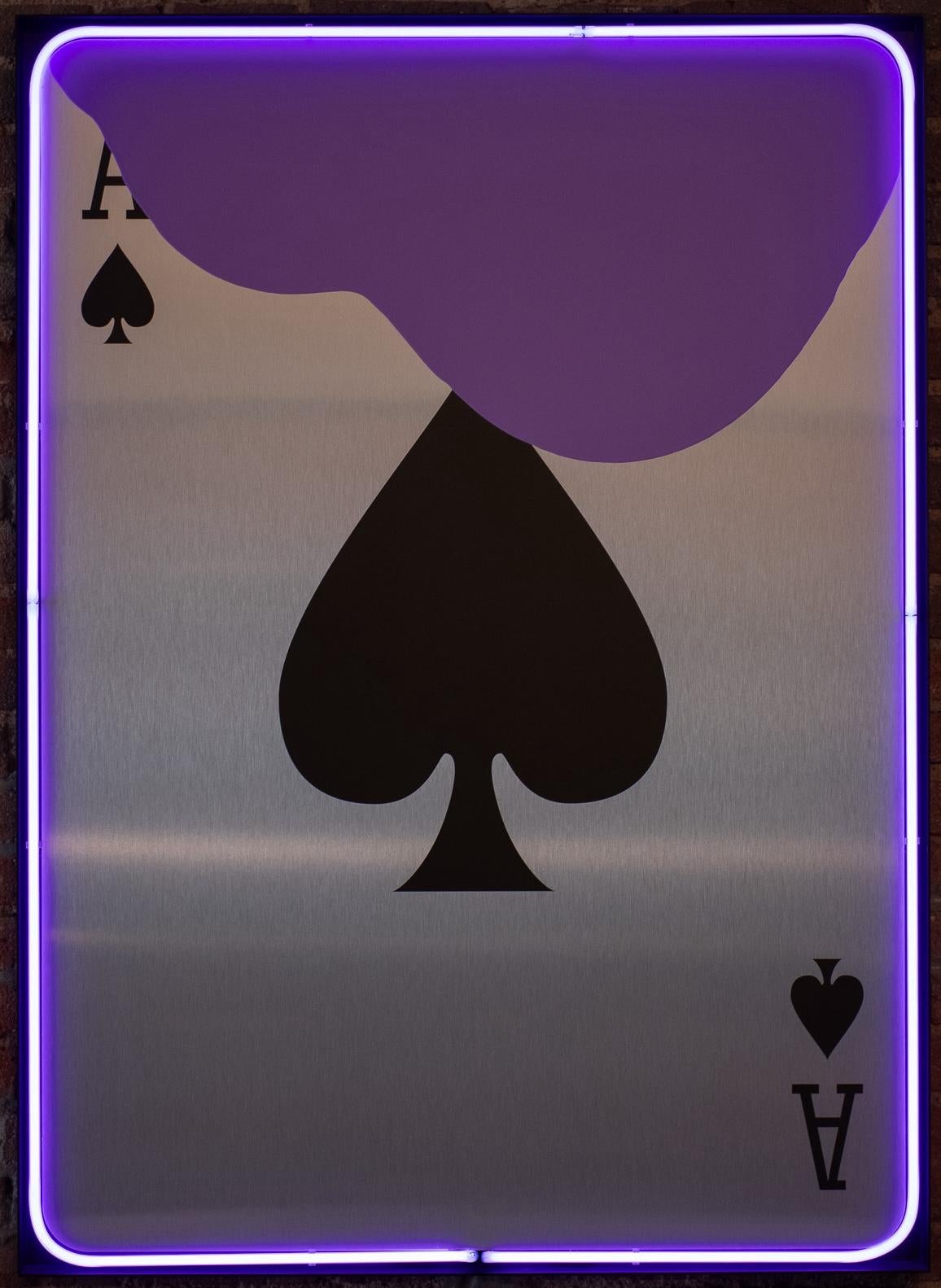 „All In: Ace of Spades (Royal Purple)“ 54" x 39" Zoll von Oleg Char

Medium: UV-Druck auf Aluminium-Dibond, Acryldrip, Glasneon, Holzunterlage, Metallrahmen.

DER KÜNSTLER:
Entdecken Sie die Essenz der zeitgenössischen Kunst mit Oleg Char -