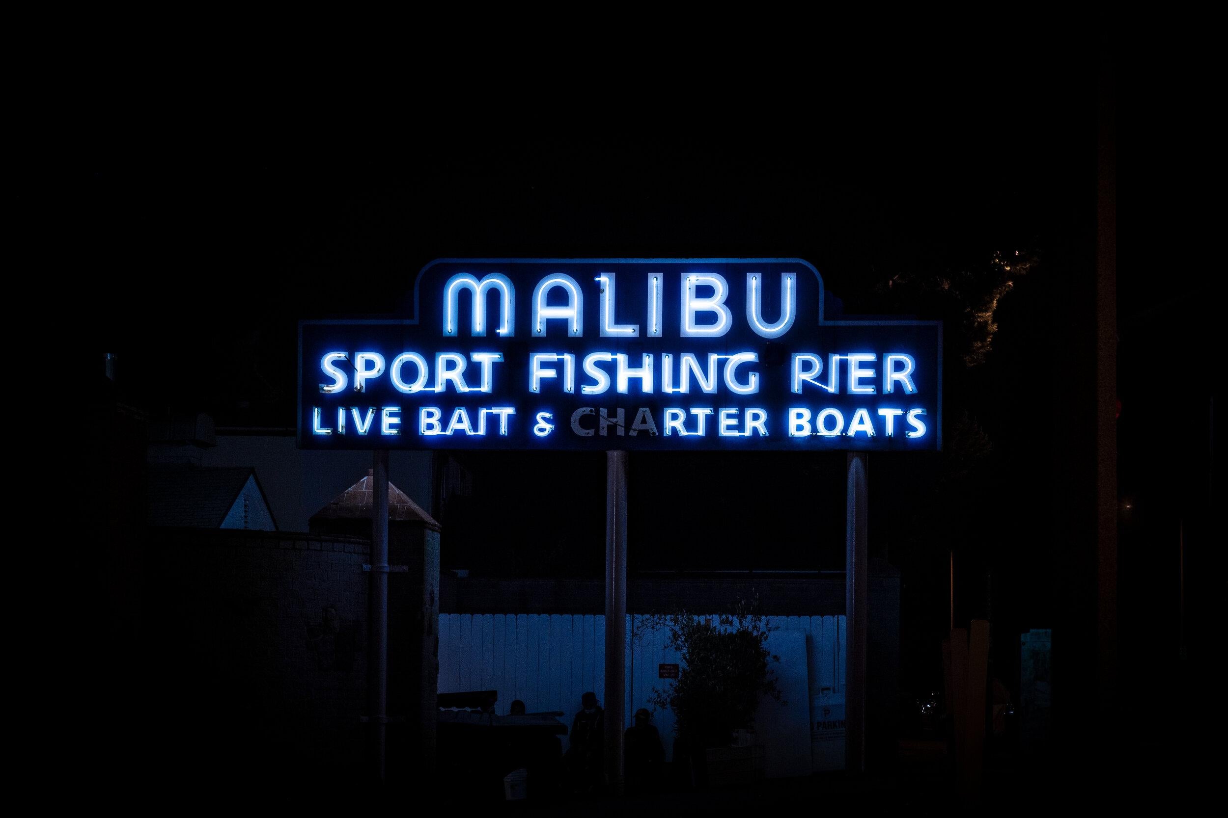 „Malibu Pier“ Fotografie 23" x 32" Zoll Auflage von 10 Stück von Oleg Char

Medium: Hahnemühle Barytpapier
Nicht gerahmt. Wird in einer Tube geliefert. 

Andere Größen verfügbar: 	
Auflage von 5:	28,8" x 40" Zoll
Auflage von 20 Stück:	14,4" x 20"