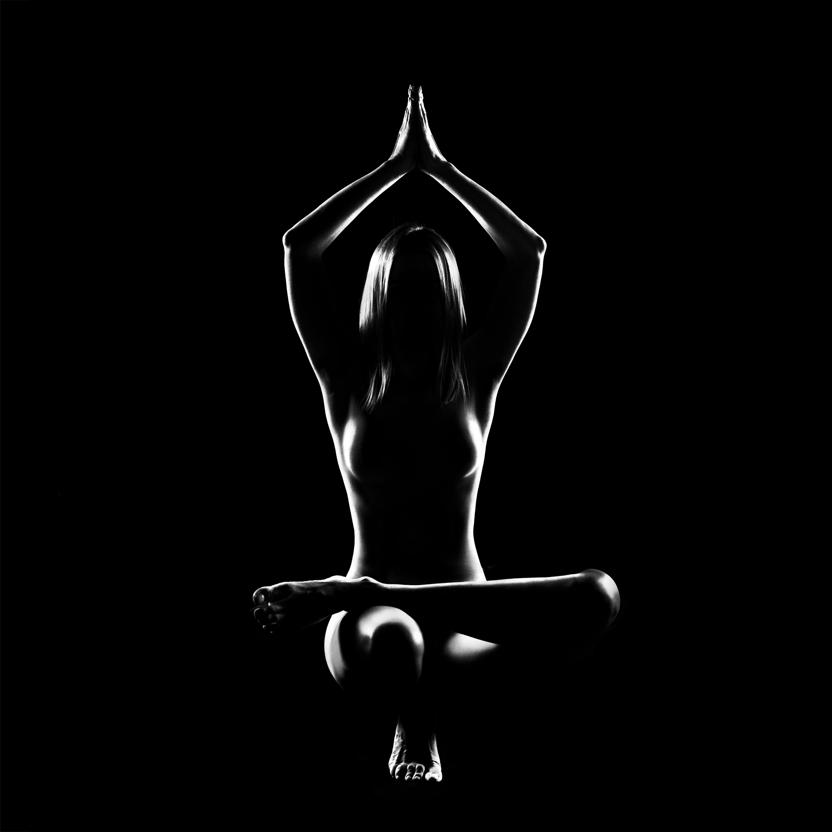 "Root Chakra" Photographie en noir et blanc 24" x 24" en édition de 10 par Oleg Char
