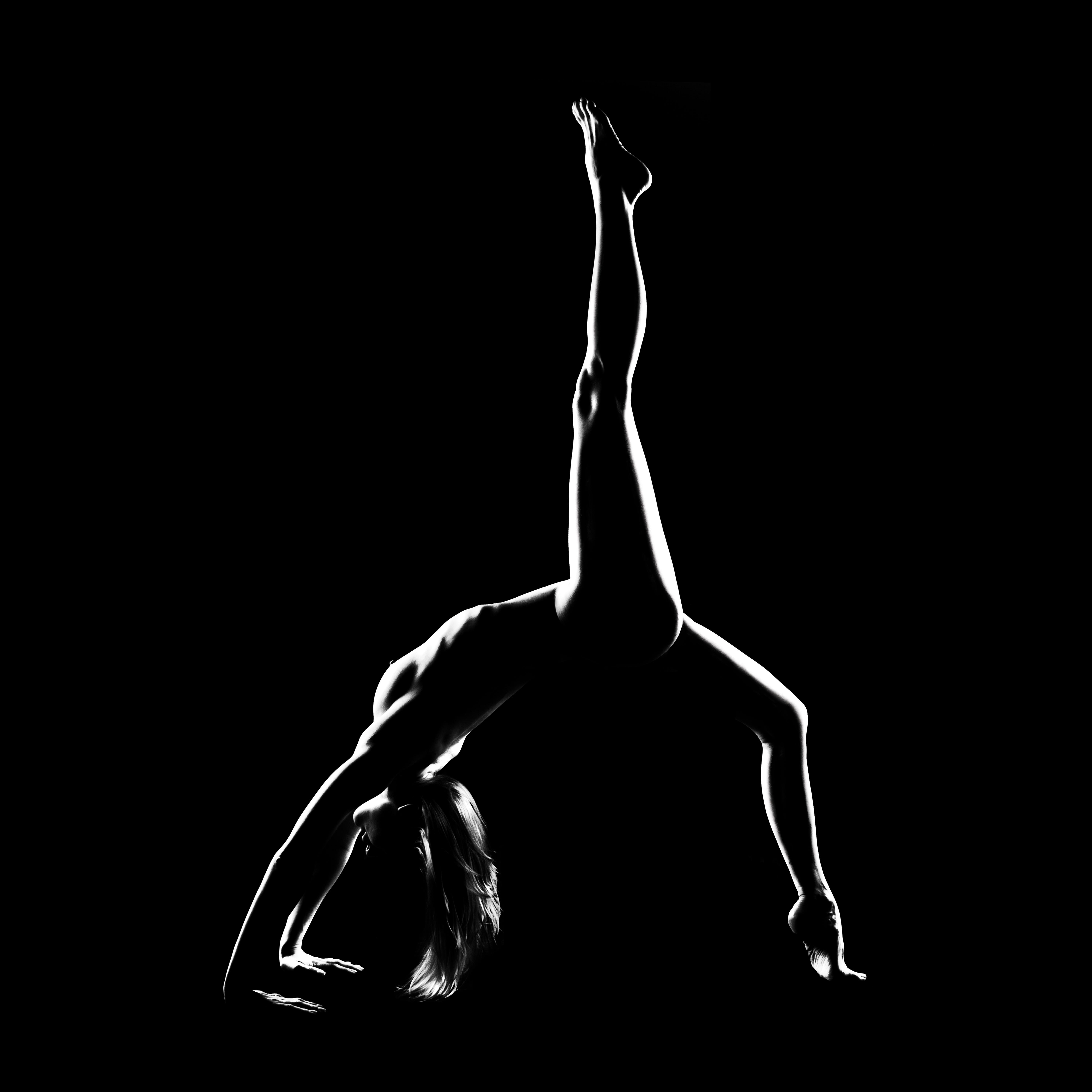 "Chakra de la gorge" Photographie en noir et blanc 32" x 32" en Ed. de 5 par Oleg Char