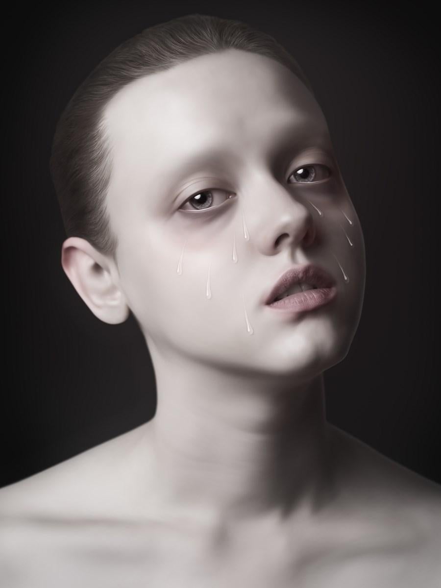 « 9 Tears » monté sur acrylique - Photographie de portrait, art russe
