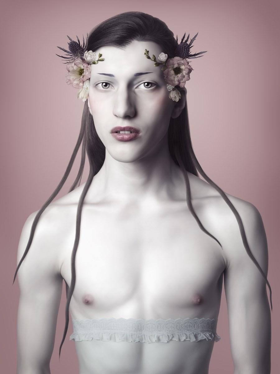 « Flora », visage imprimé en C monté avec acrylique - Photographie de portrait