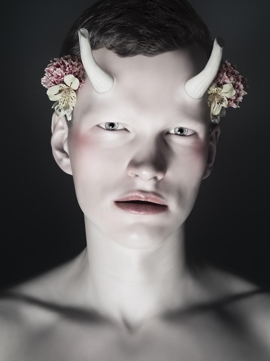 ""Narcissus 2", C-Print-Gesicht mit Acryl montiert - Porträtfotografie