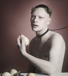 "Pet", visage en C-Print monté avec acrylique - Photographie de portrait