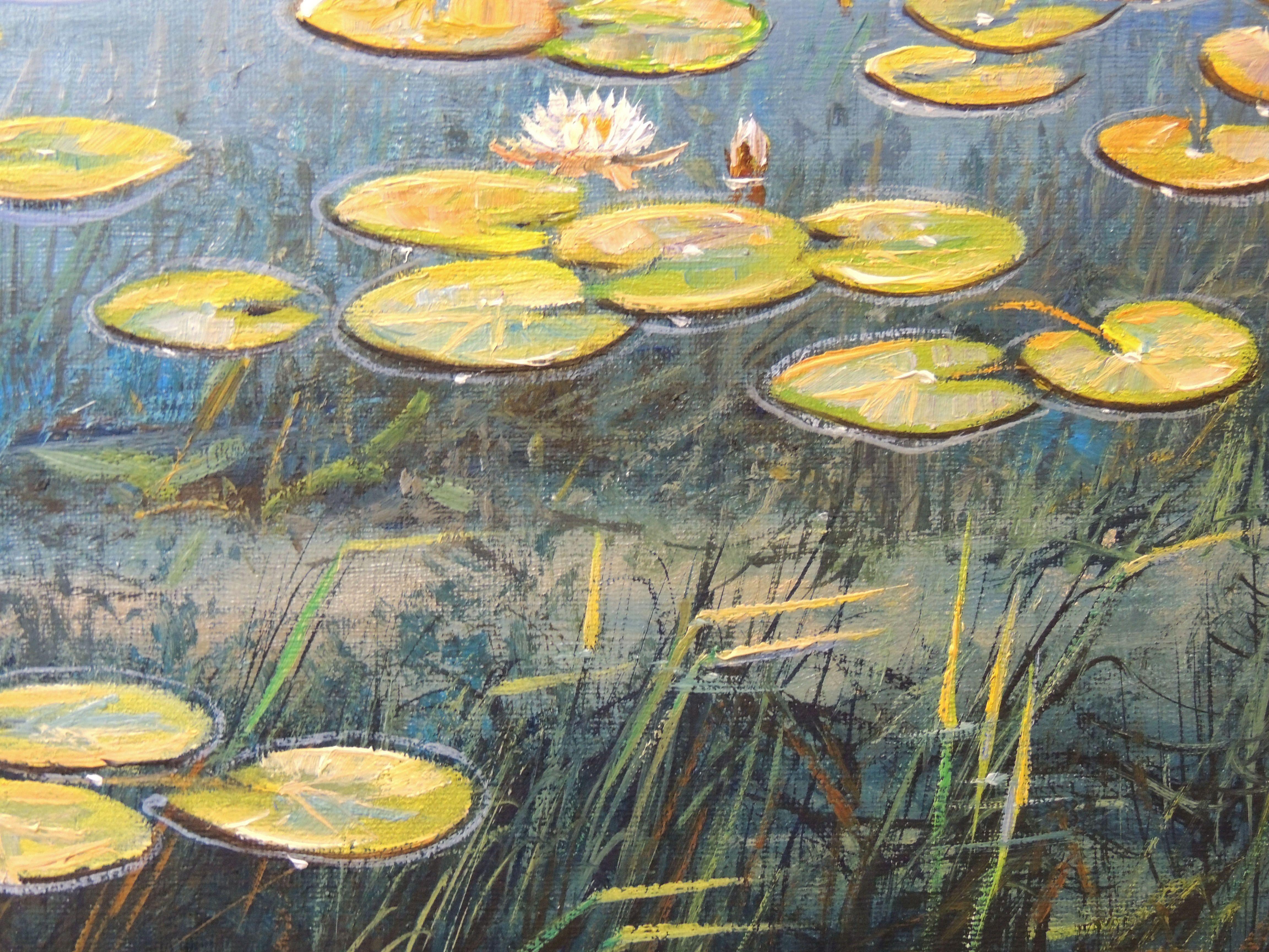 Dies ist ein Ölgemälde auf Leinwand, das eine ruhige Sommerabendszene mit blühenden Seerosen auf einem See zeigt. Das Gemälde ist sehr realistisch und fängt die komplizierten Details der Blumen ein. Wenn der Abend naht, steigt der Nebel über dem See