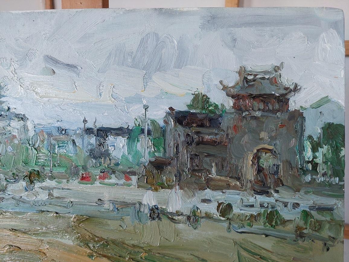 Zwischen den Spitzen der Wasserkanäle und den Schatten der alten chinesischen Architektur entsteht eine besondere Stille - die Stille vor der Bewegung, vor dem Aufbruch, vor einem neuen Weg. Diesen einmaligen, wie zufällig in der Ewigkeit