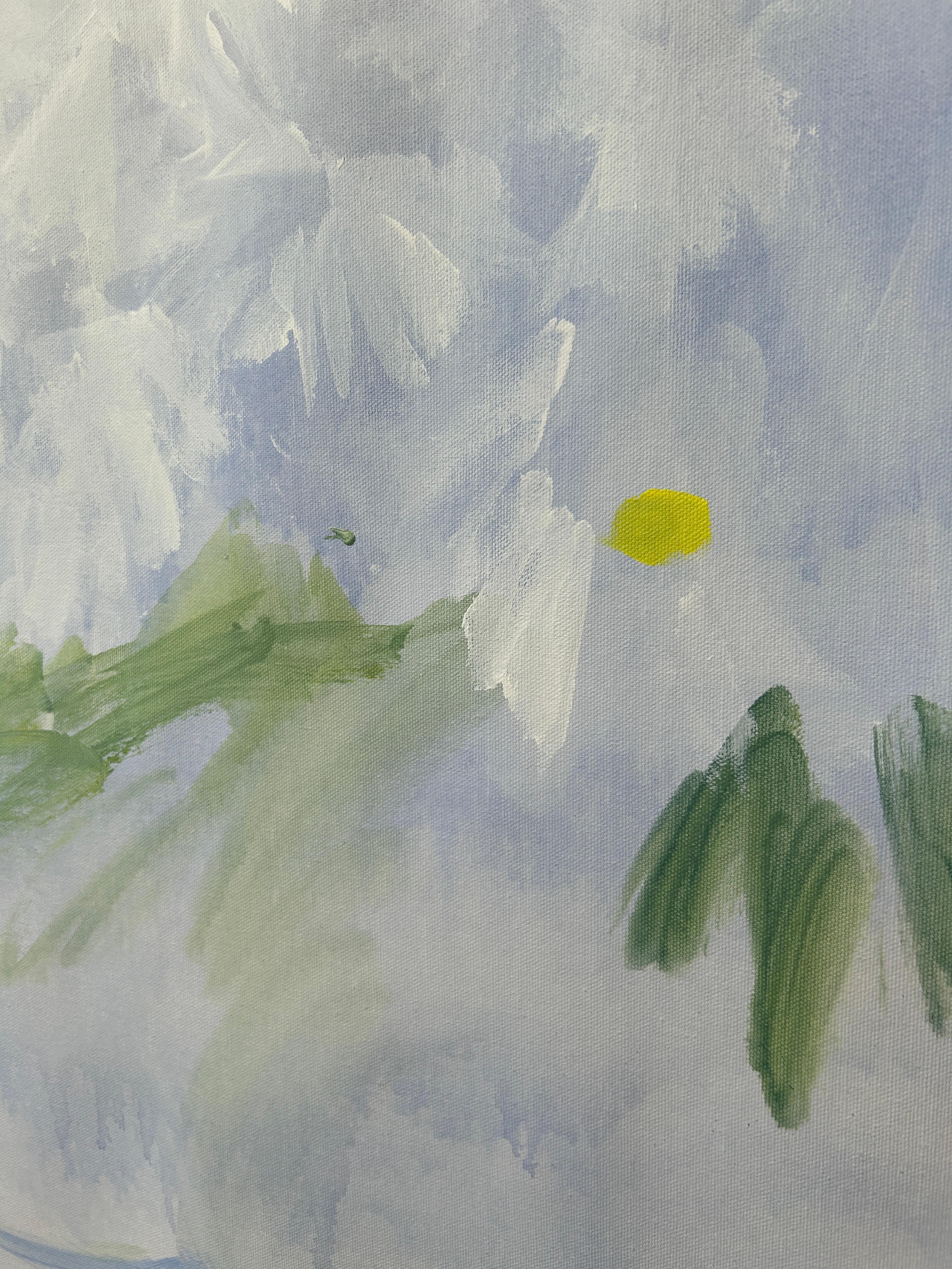 Acryl auf Leinwand
in Rollen verschickt
Zwei Sträuße bleiben nach dem Abend übrig.
Sie tragen Spuren von Gesprächen, den Atem der Nacht, die Frische der Luft, die noch an Wärme erinnert.
Ein paar Blütenblätter wurden vom Wind mitgerissen - in dieser