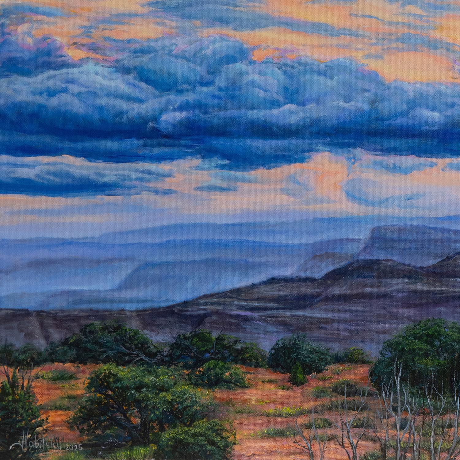 <p>Commenti dell'artista<br />Un ampio paesaggio in cui le aspre mesas si ergono sotto un cielo vasto e luminoso. Strati di montagne color indaco e viola sfumano in lontananza, mentre nuvole dorate e rosate brillano sopra la testa. In primo piano,